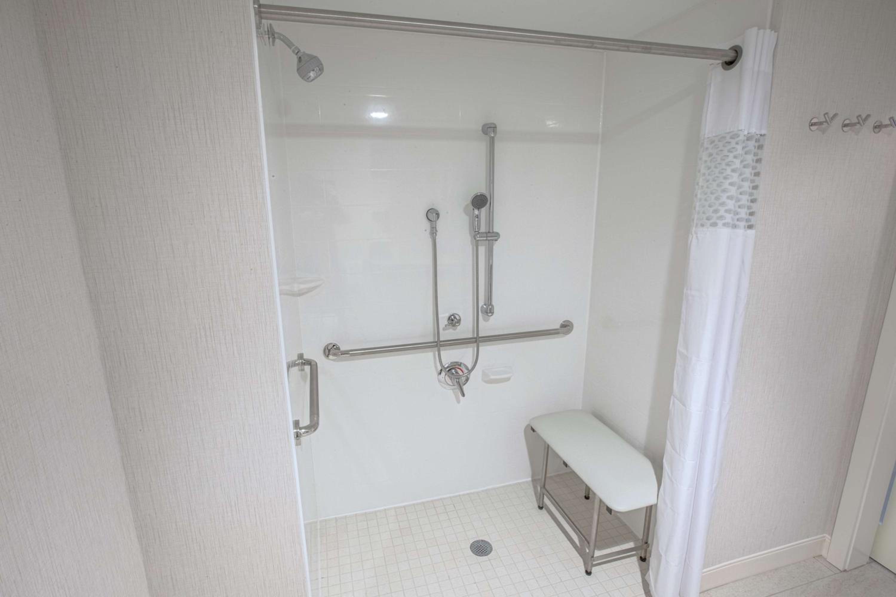 King Room with Roll In Shower - Mobility Access/Non-Smoking photo 2