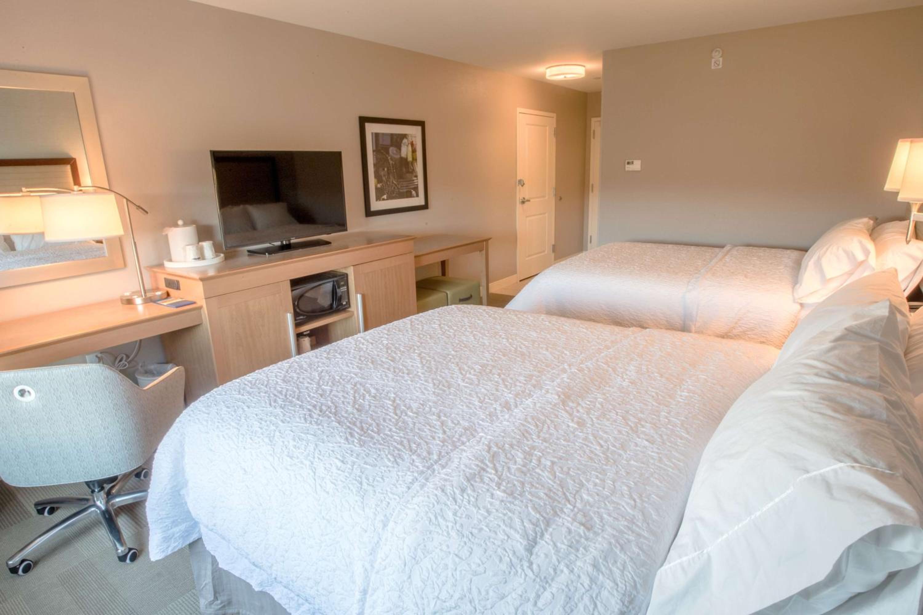 Room with Two Queen Beds - Non-Smoking photo 2