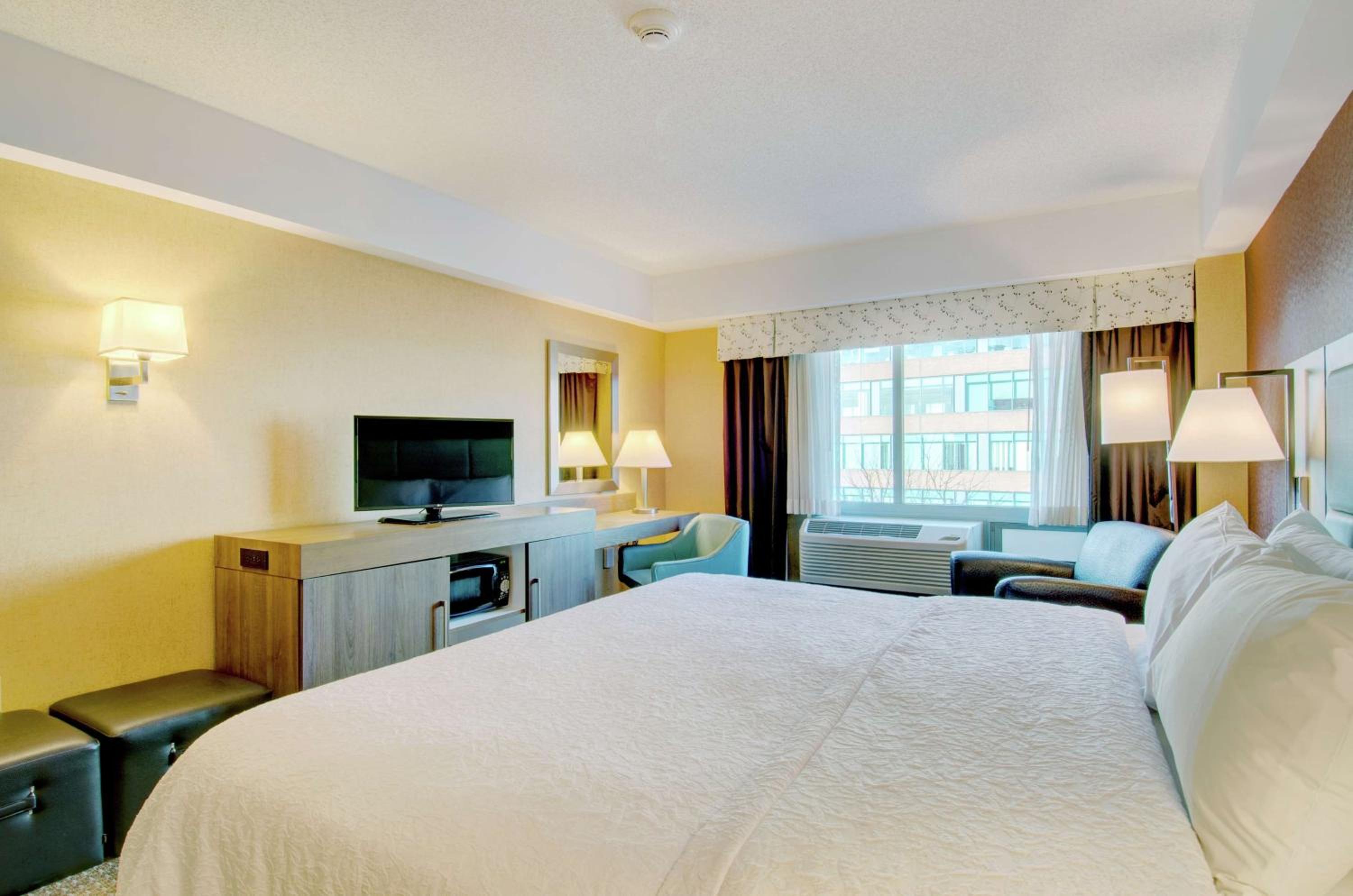 King Room with King Bed - Non-Smoking