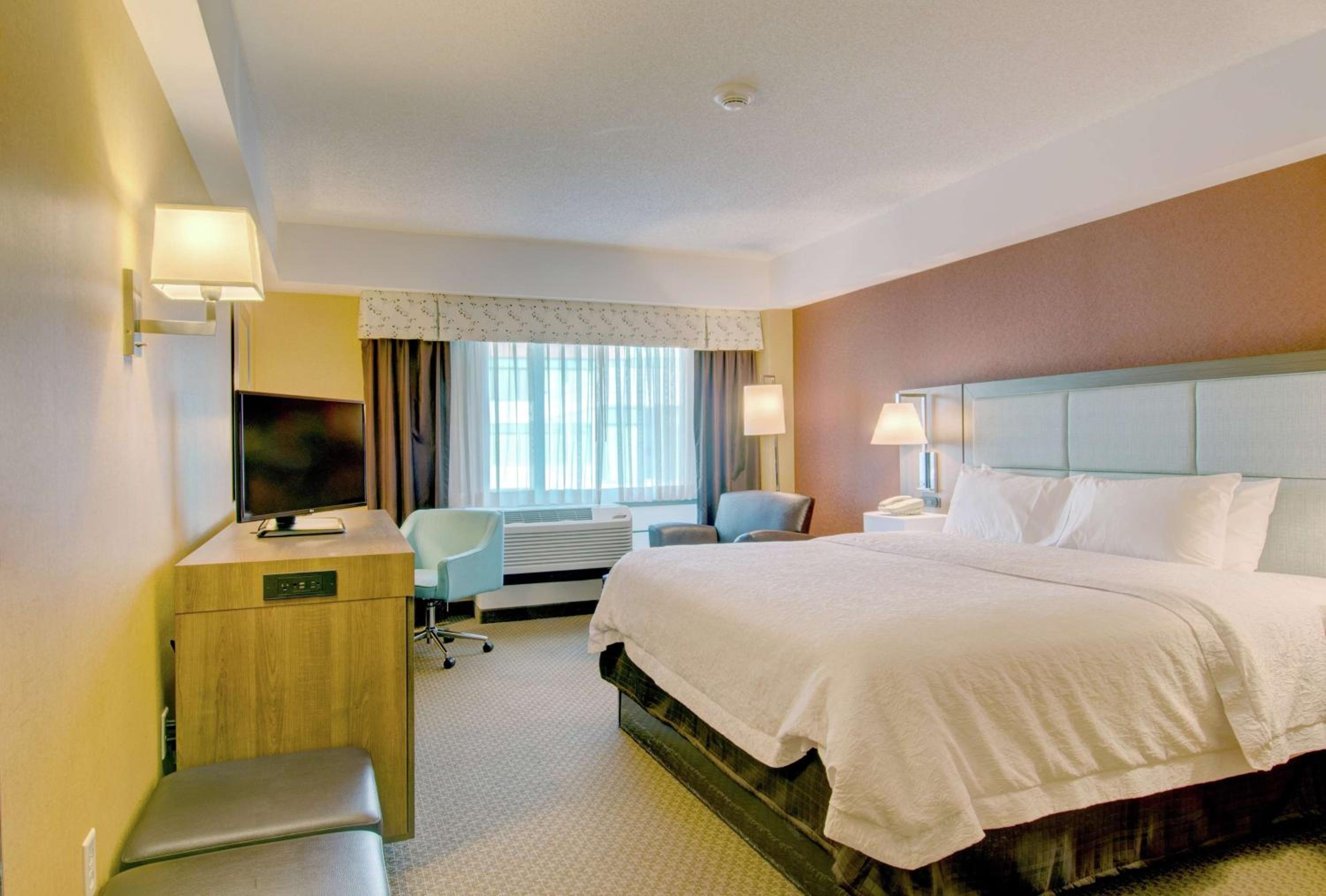 King Room with King Bed - Non-Smoking