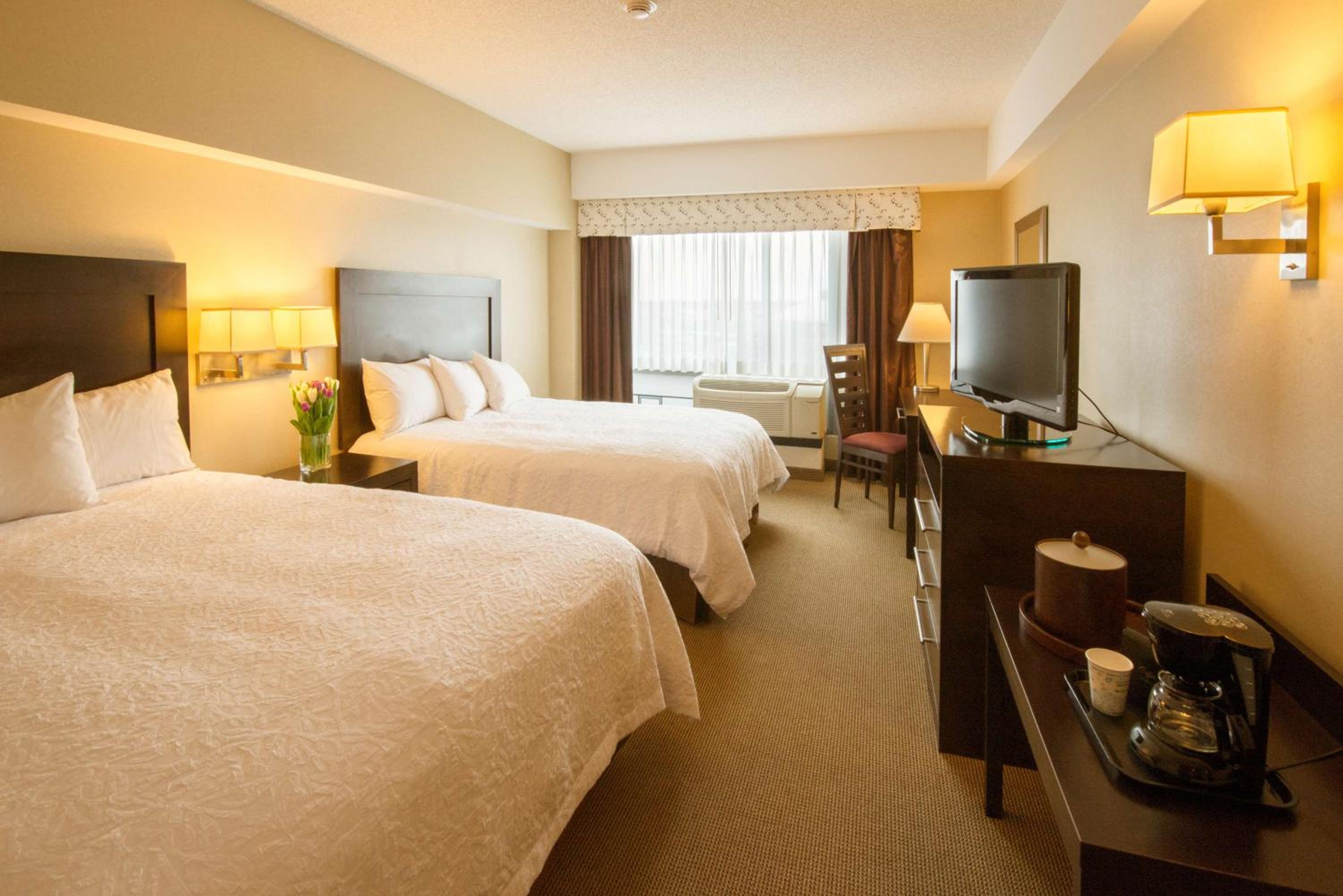 Room with Two Queen Beds - Non-Smoking thumbnail 5