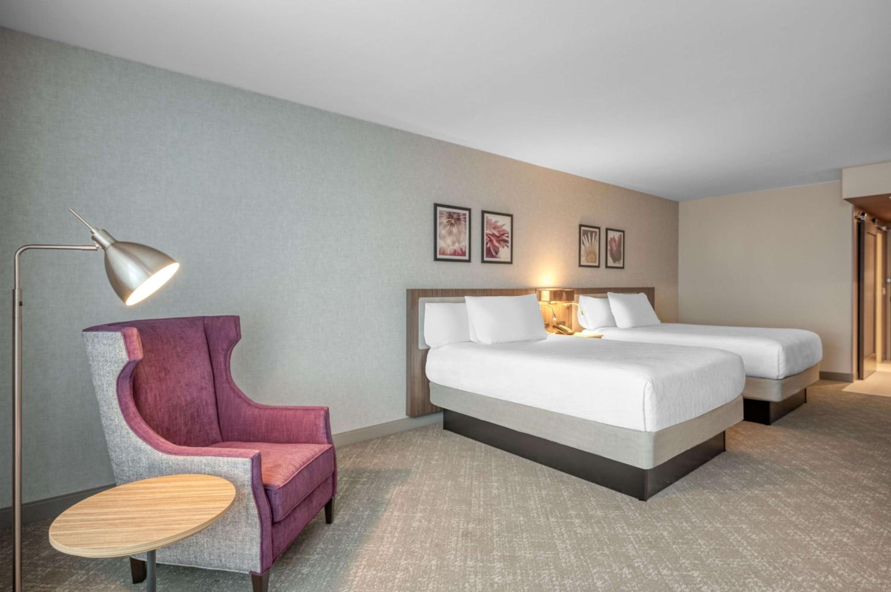 Premium Queen Room with Two Queen Beds thumbnail 5
