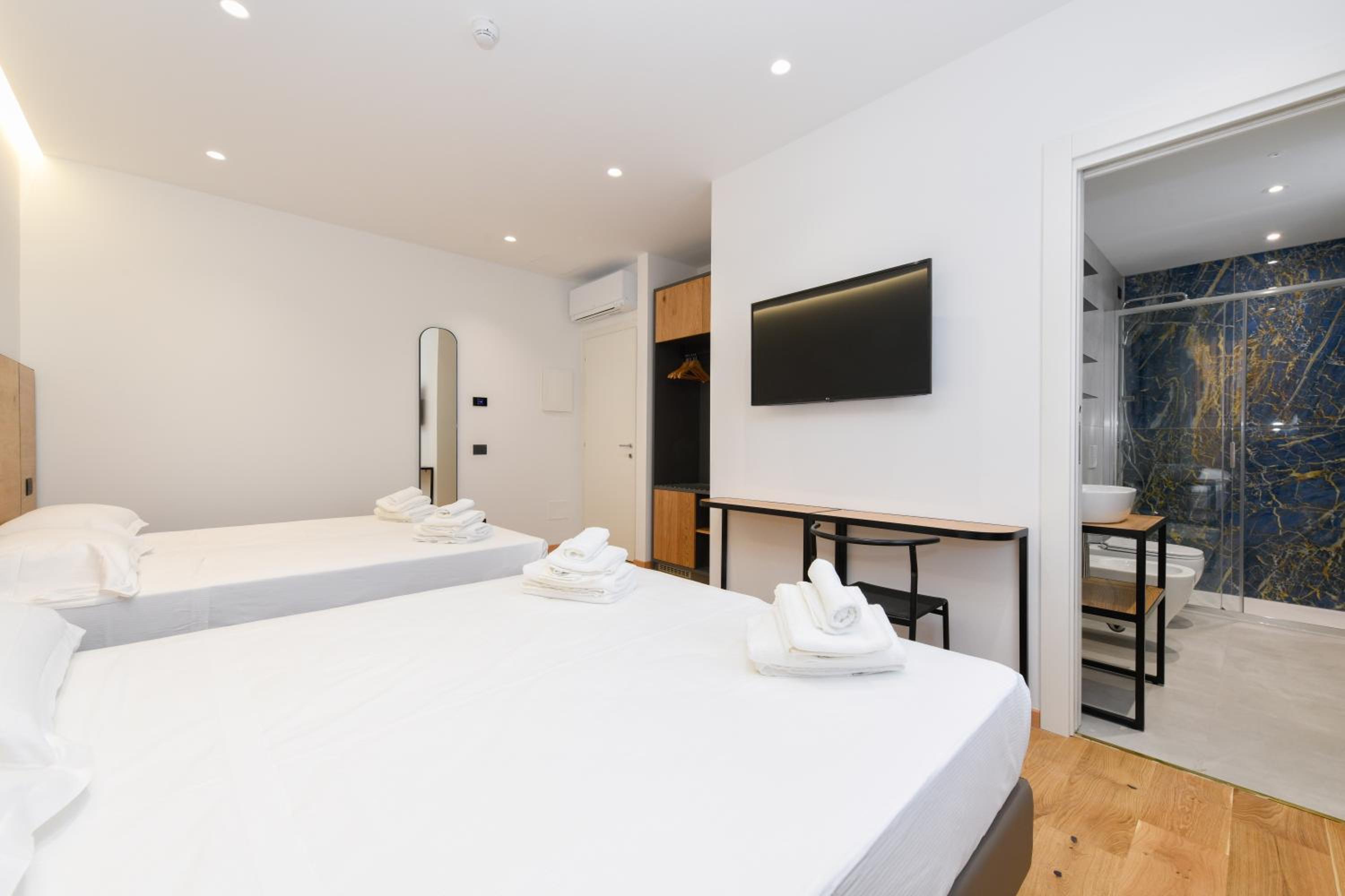 Quadruple Room - Photo 7