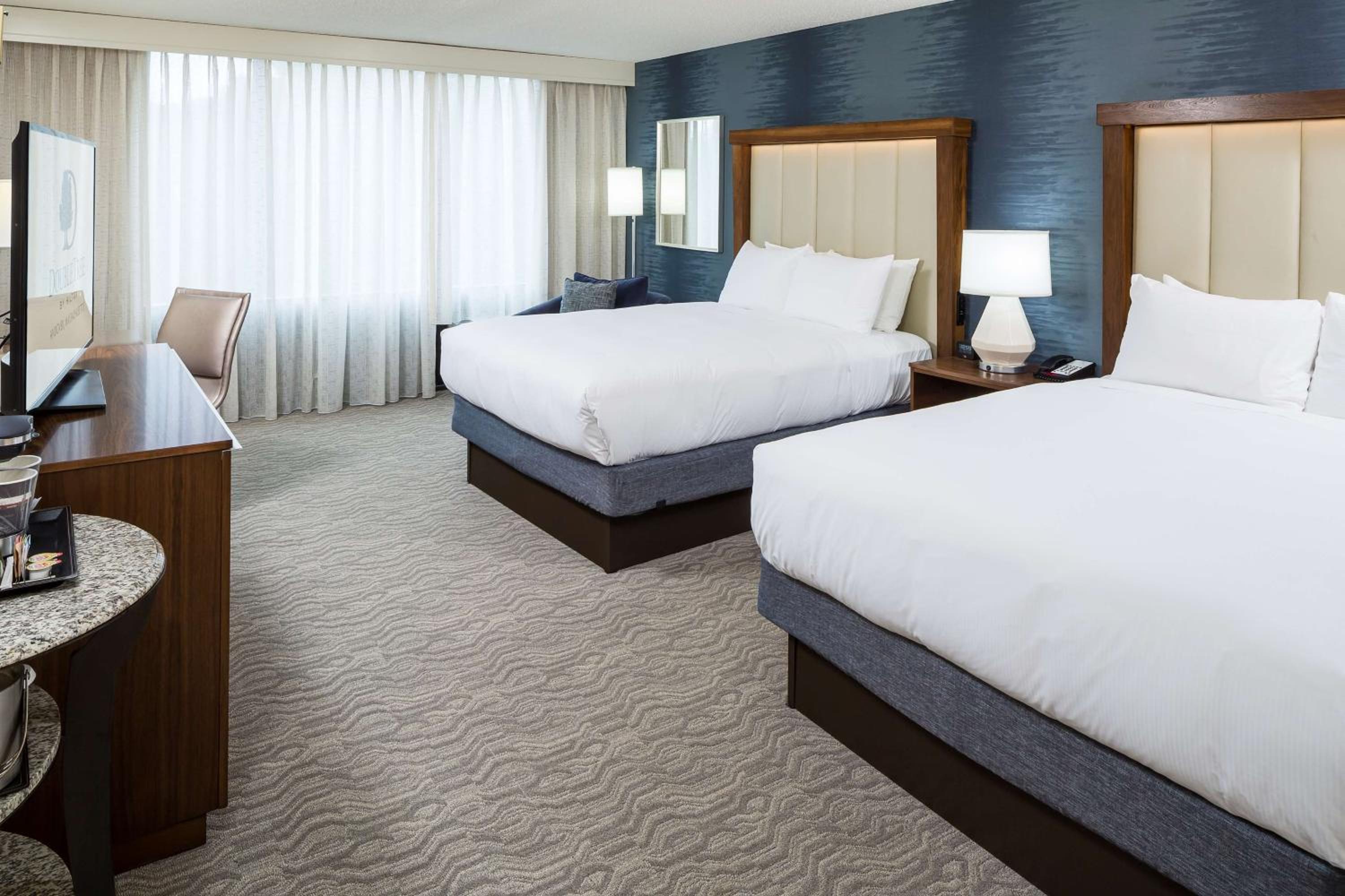 Queen Room with Two Queen Beds - Photo 4