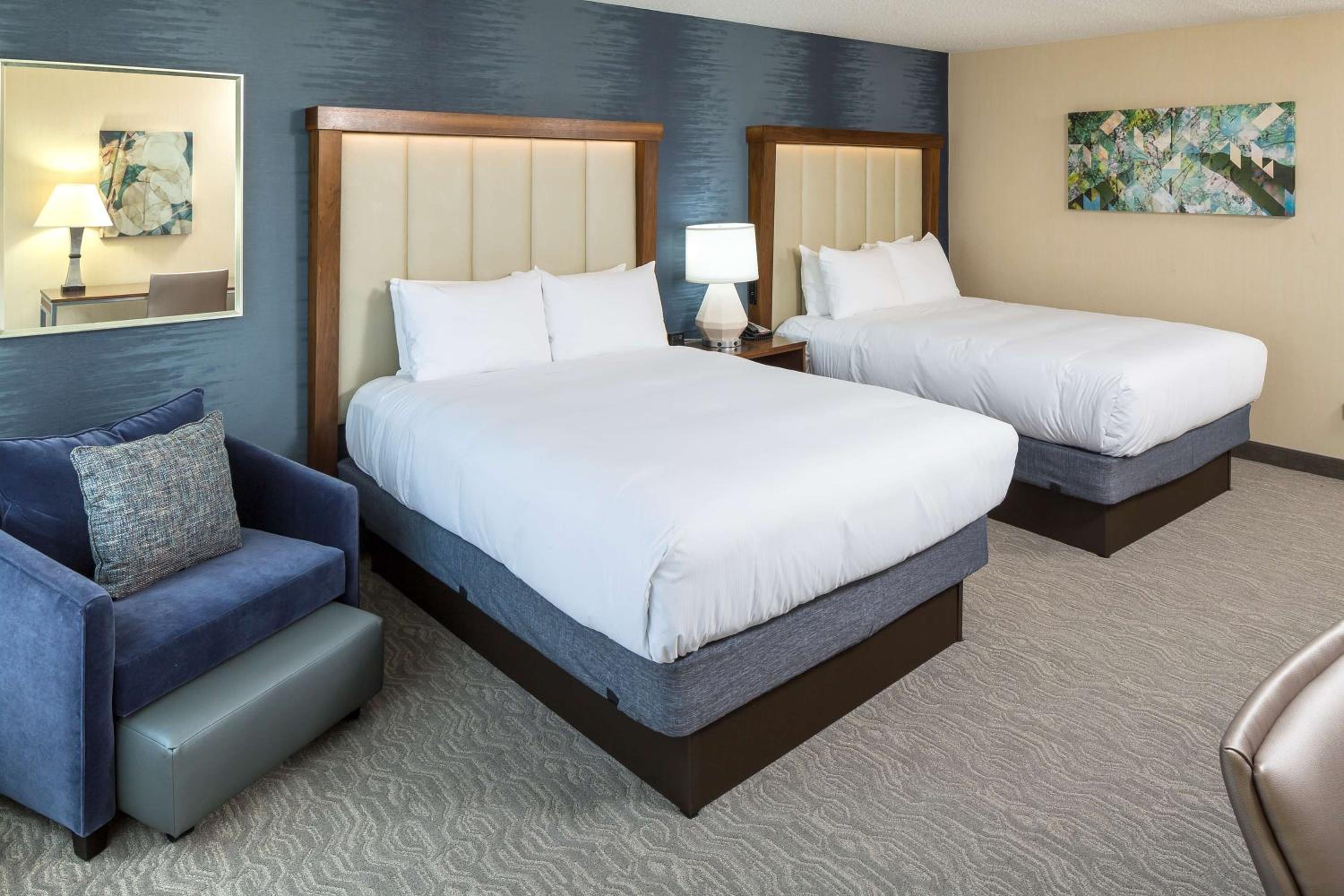Queen Room with Two Queen Beds - Photo 2