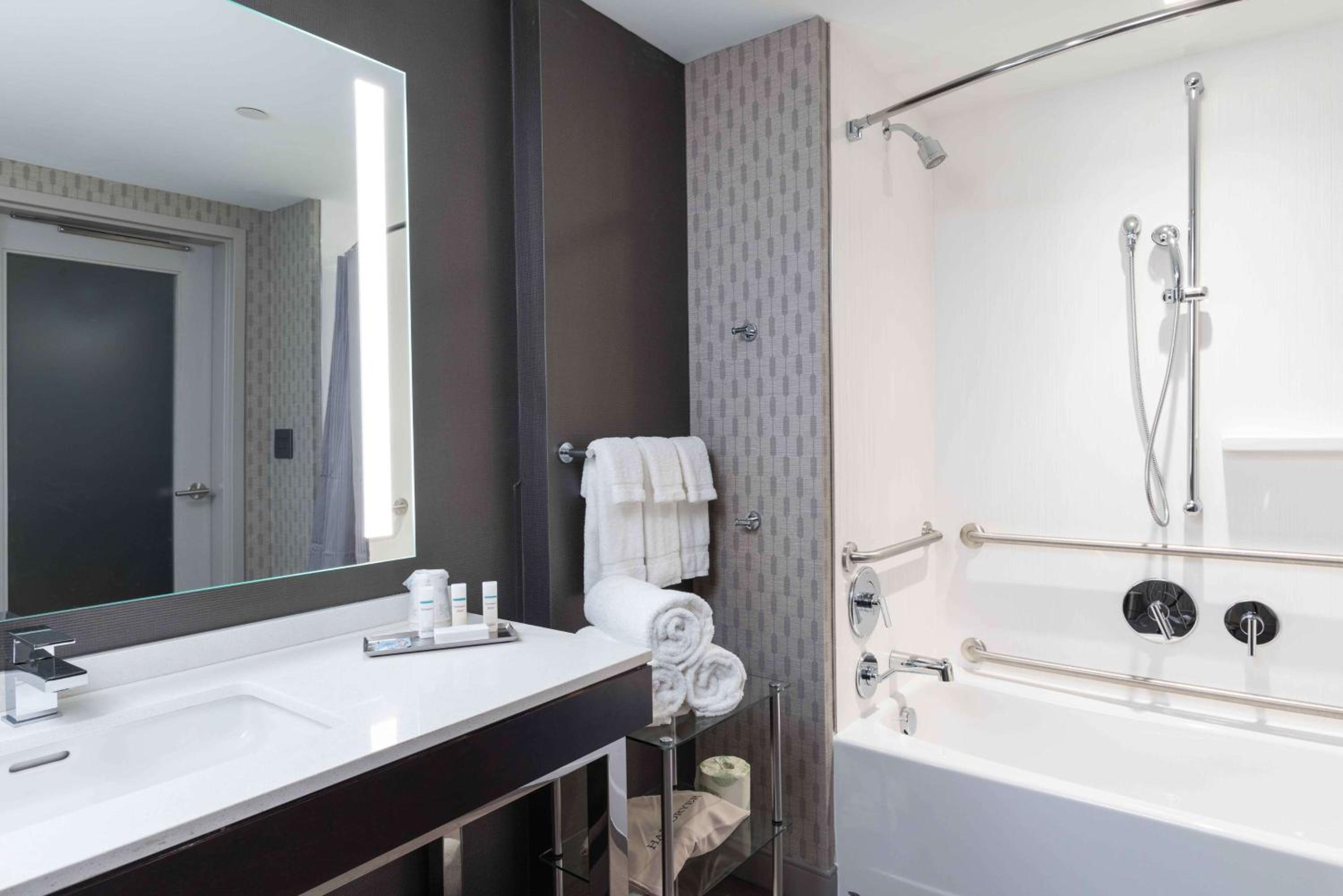 Queen Room with Two Queen Beds and View - Mobility/Hearing Access Bath Tub