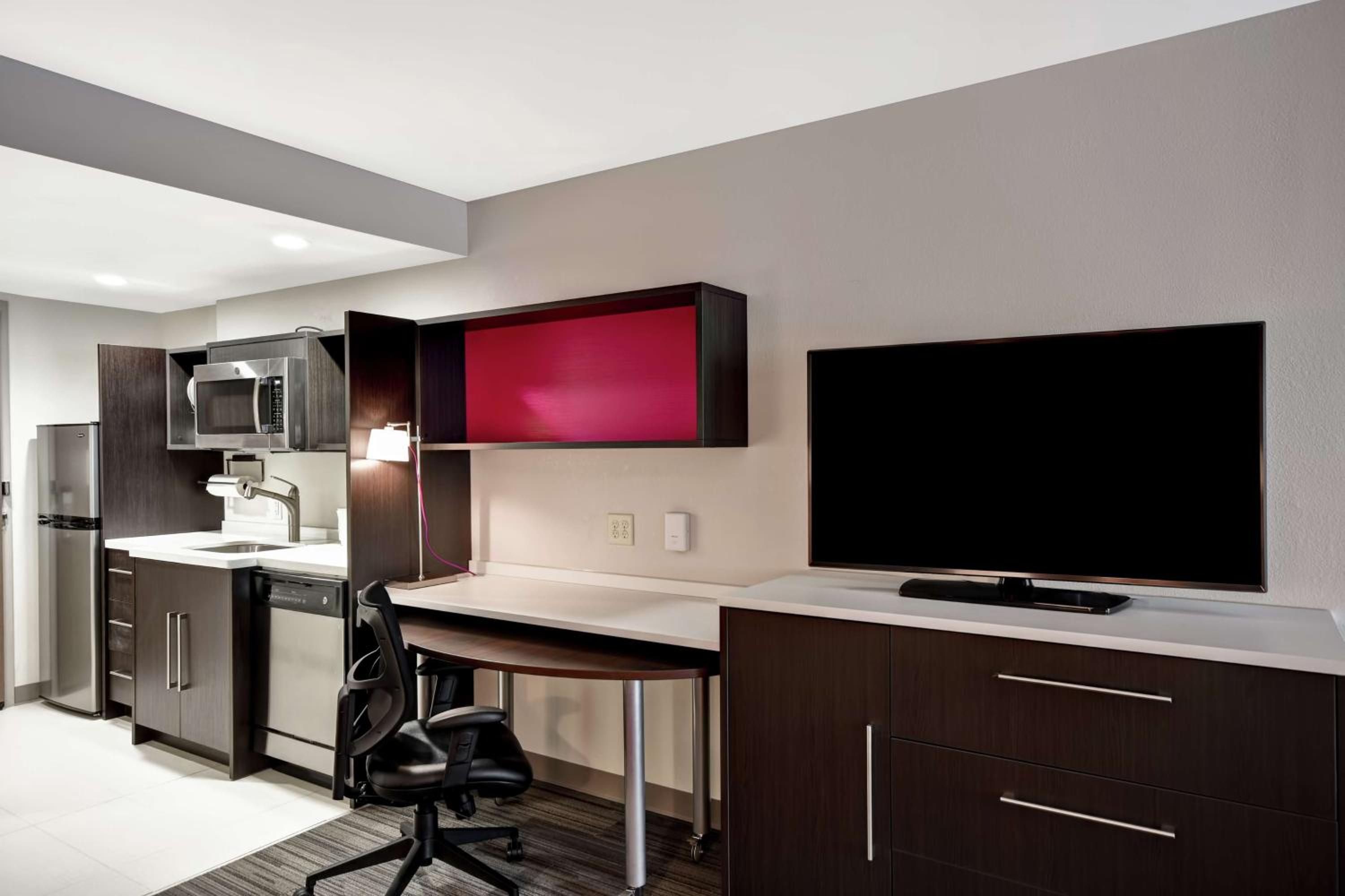 One-Bedroom King Suite - Non-Smoking photo 3