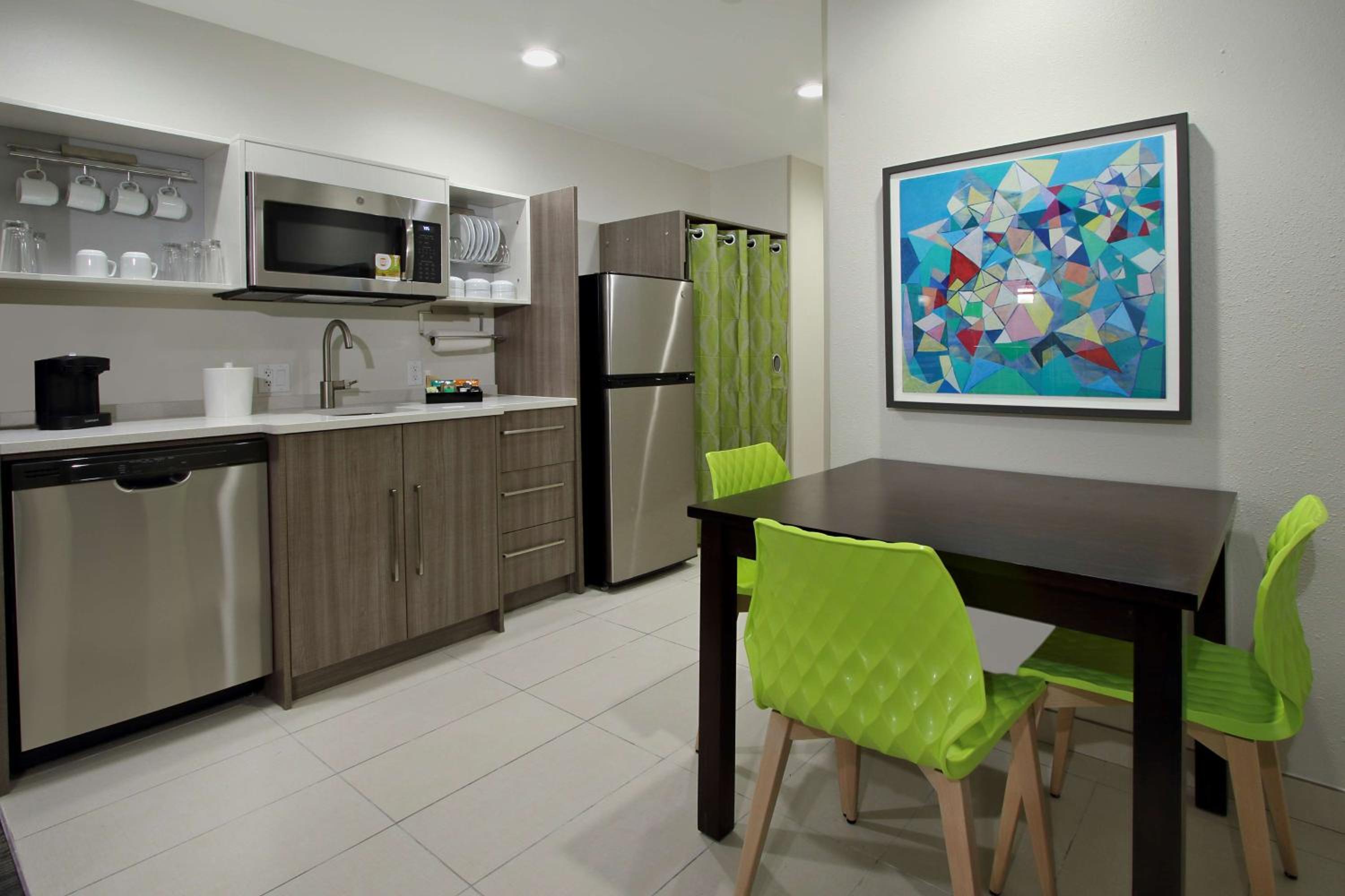 King Suite with Bath Tub - Mobility Access/Non-Smoking - Photo 3