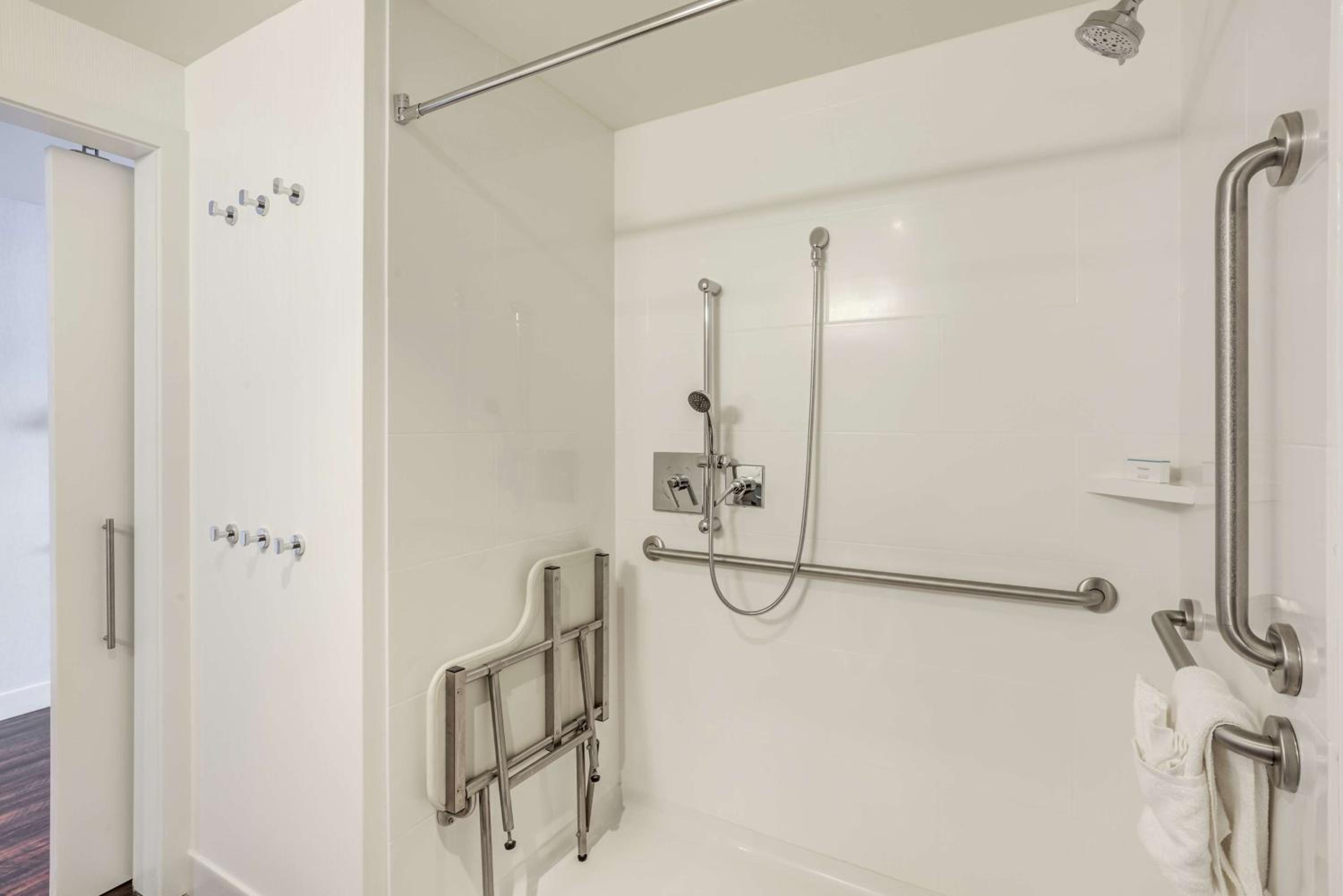 Queen Room with Two Queen Beds - Mobility Access/Non-Smoking photo 3