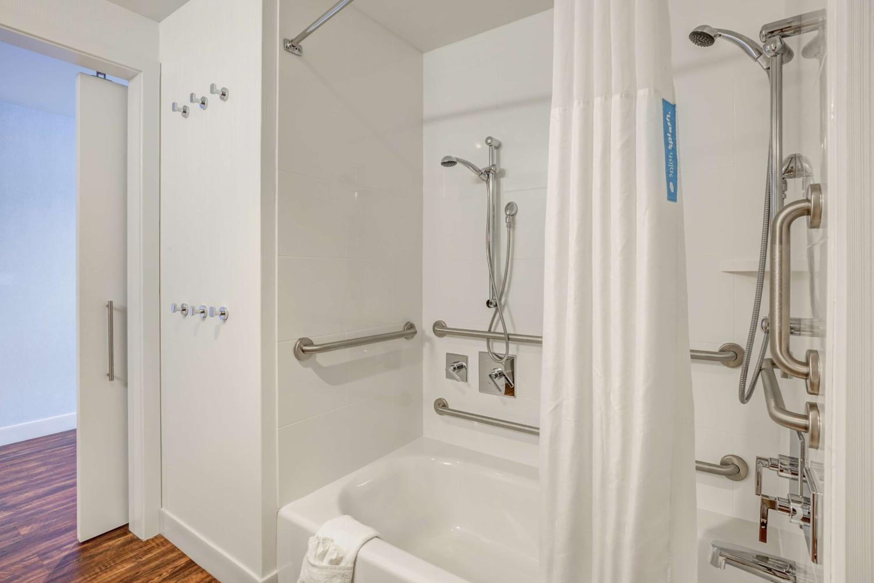 Queen Room with Two Queen Beds - Mobility Access/Non-Smoking