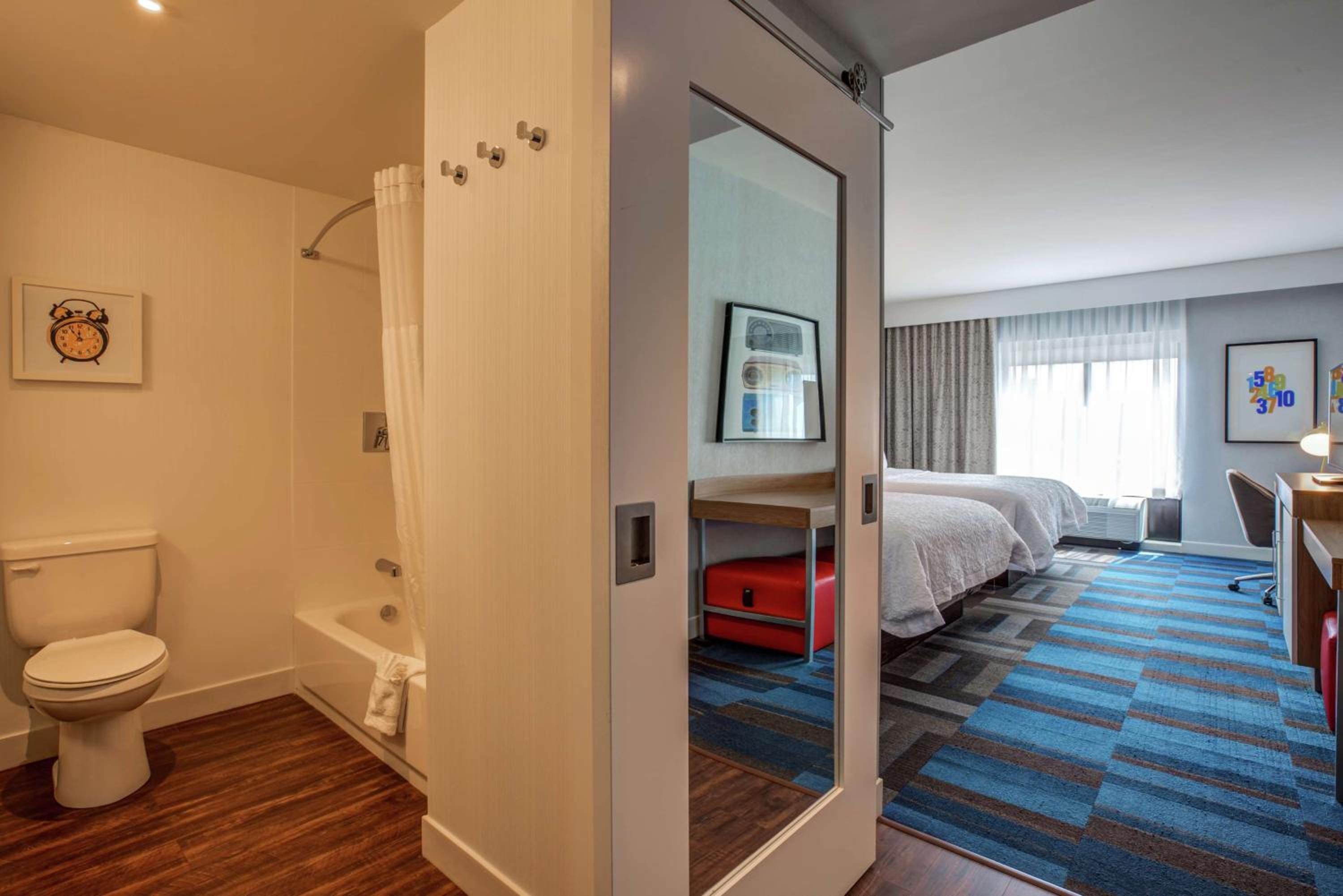 Queen Room with Two Queen Beds - Mobility Access/Non-Smoking photo 2
