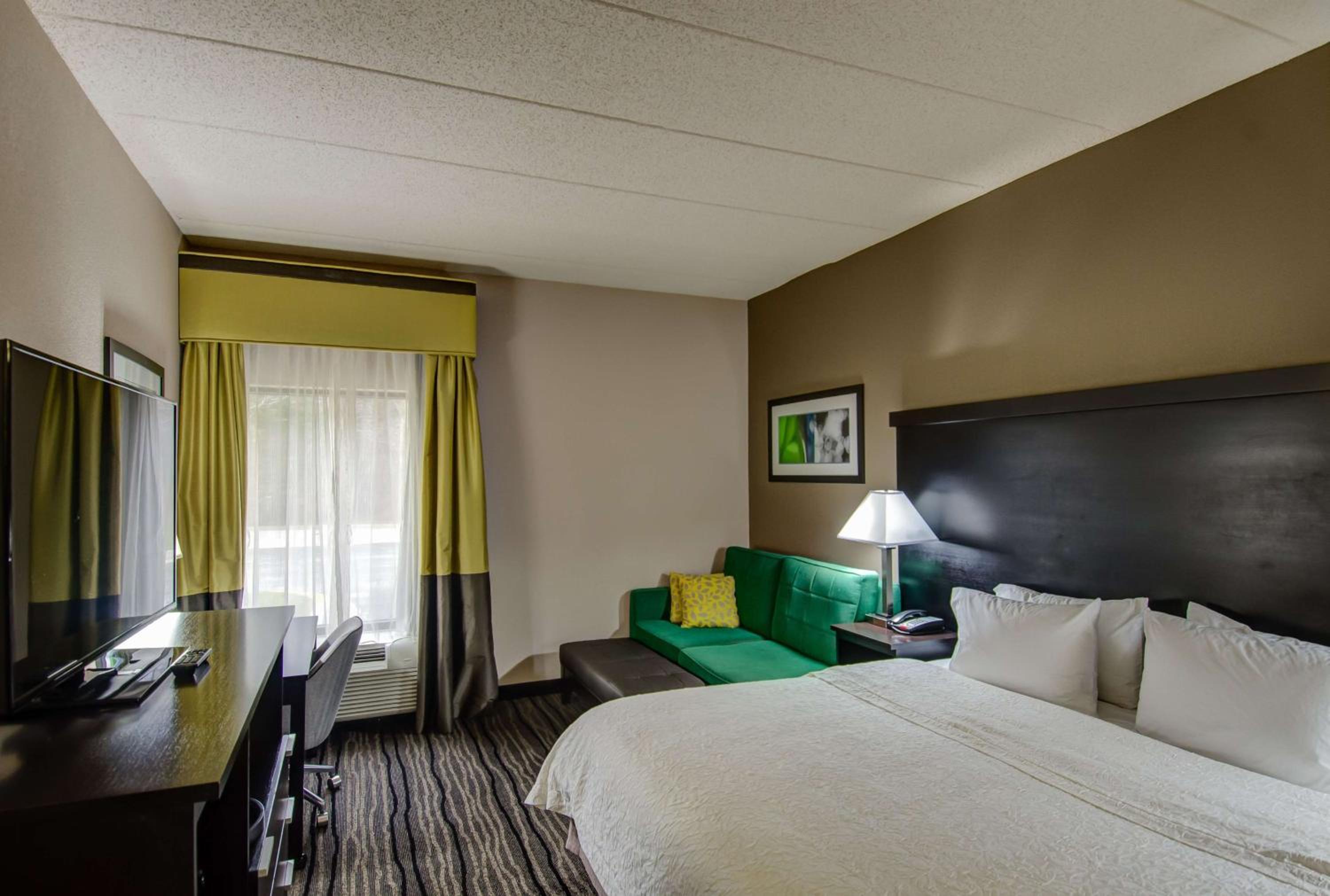 King Room with Tub - Mobility Access/Non-Smoking - Photo 1