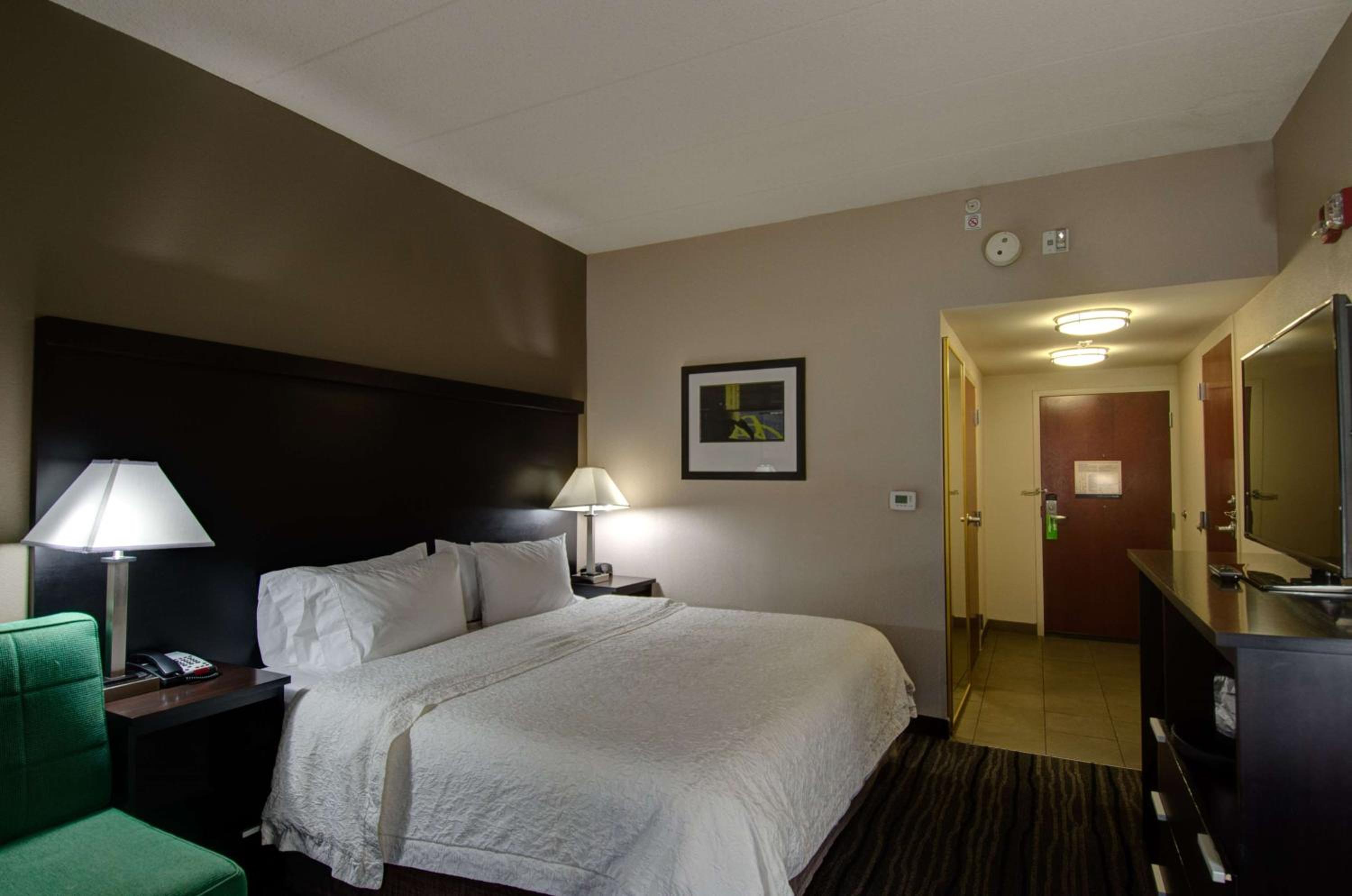 King Room with Tub - Mobility Access/Non-Smoking - Photo 2