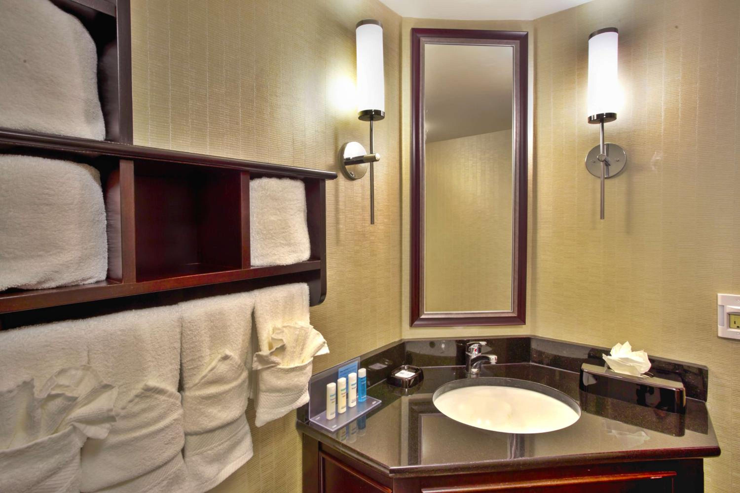 King Room with Tub - Mobility Access/Non-Smoking - Photo 4