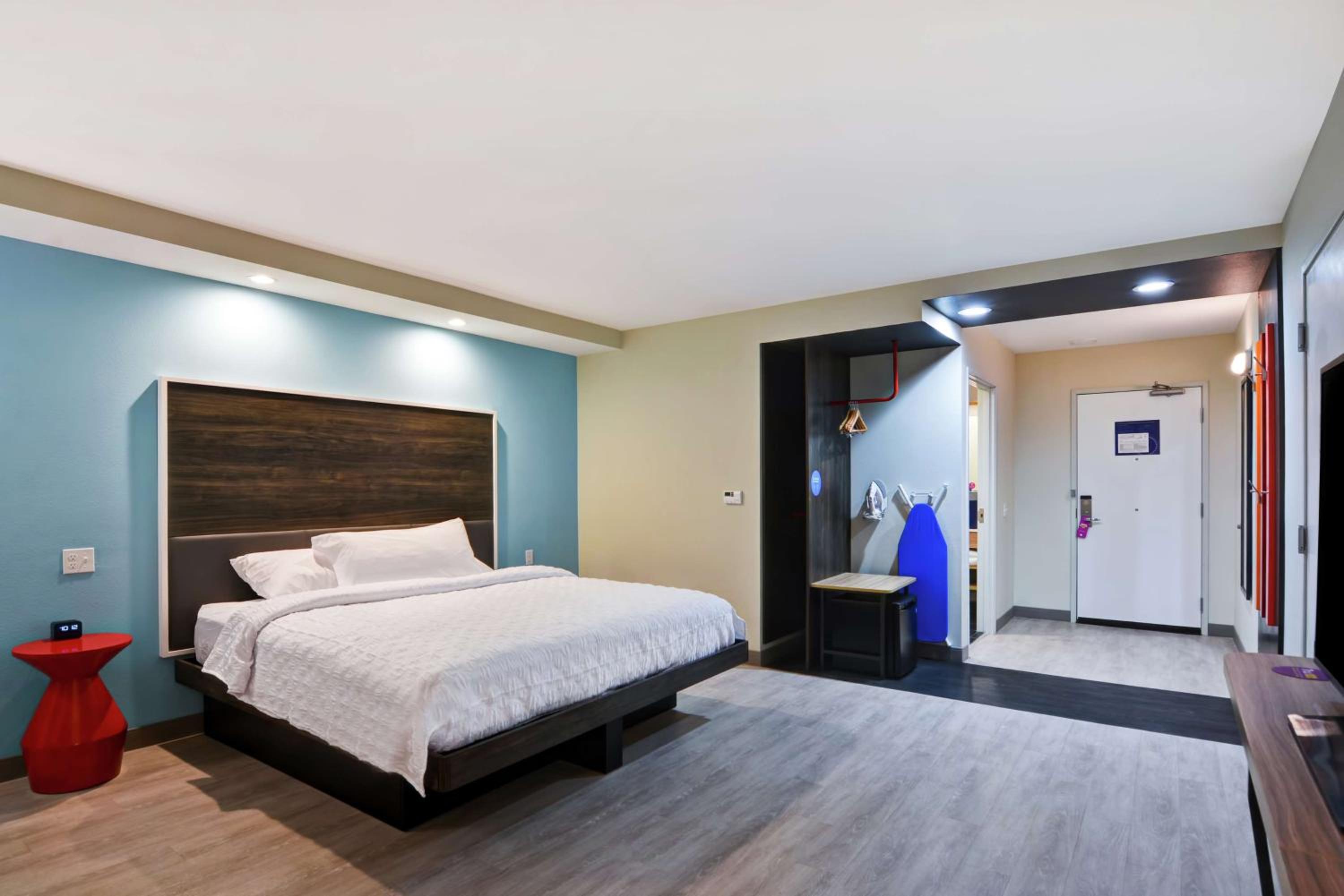 King Room with Accessible Tub - Mobility Access