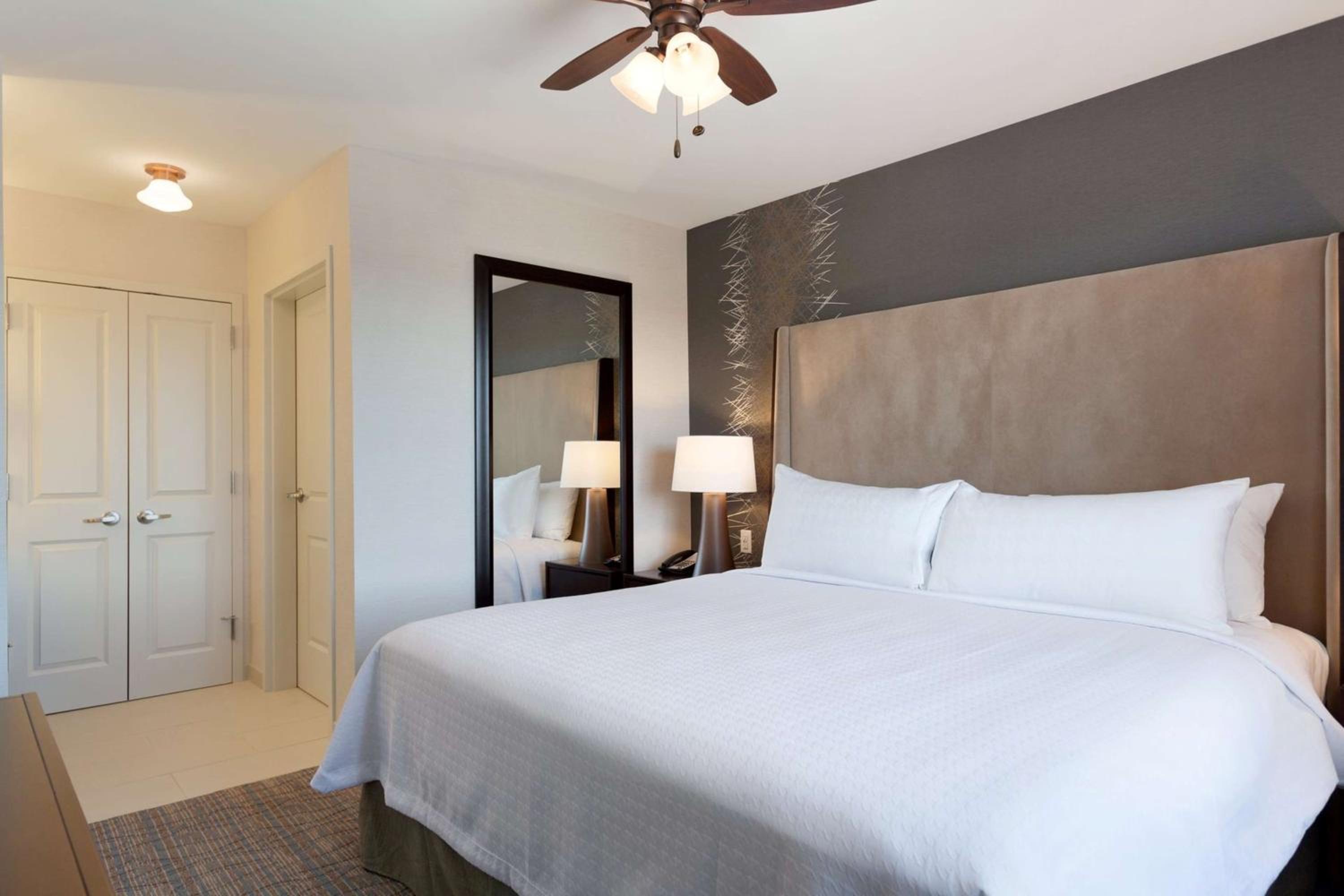 One-Bedroom King Suite - Non-Smoking