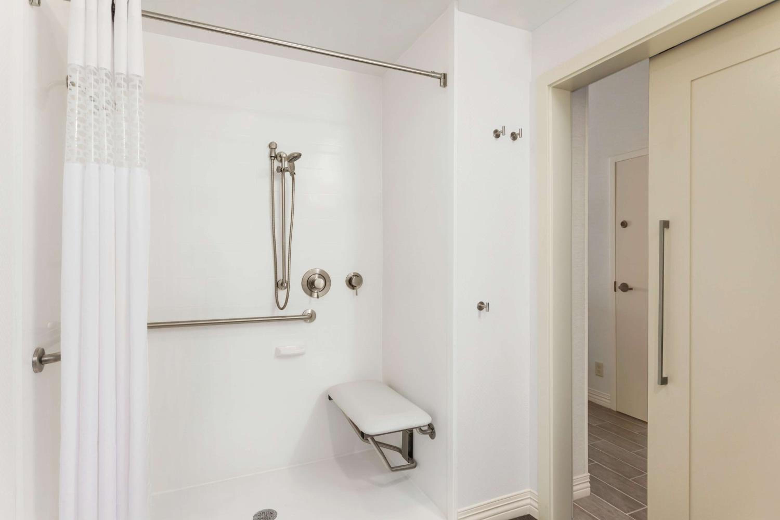 Double Room with Two Double Beds and Roll-In Shower - Mobility Accessible/Non-Smoking - Photo 2