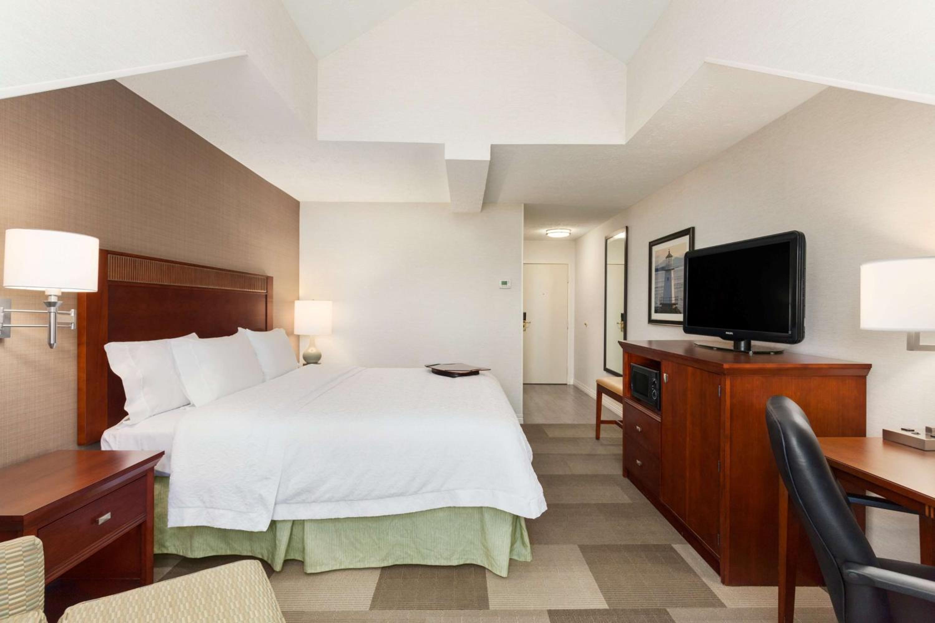 King Room with King Bed - Non-Smoking - Photo 3