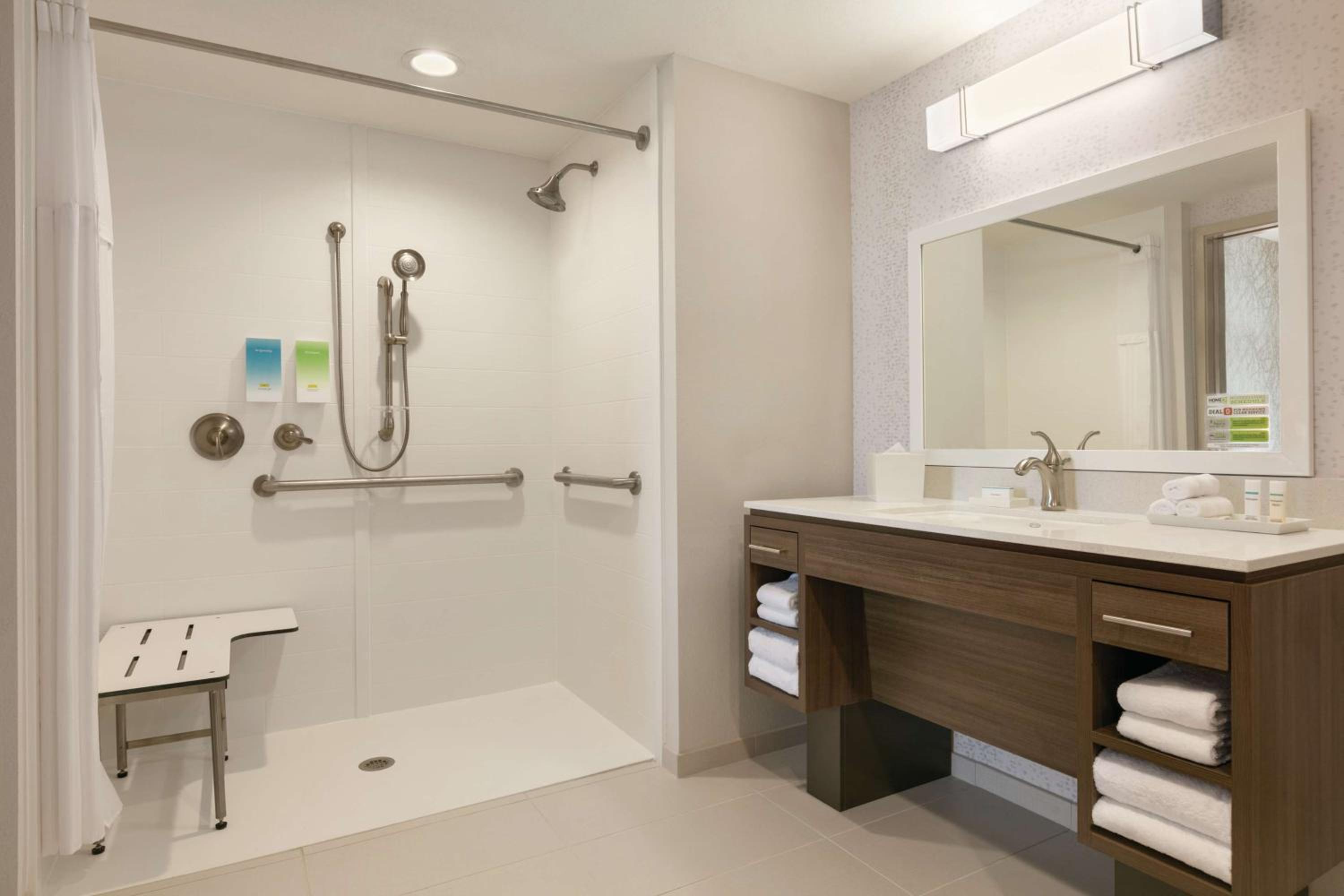Queen Suite with Roll-In Shower - Mobility Access - Photo 4