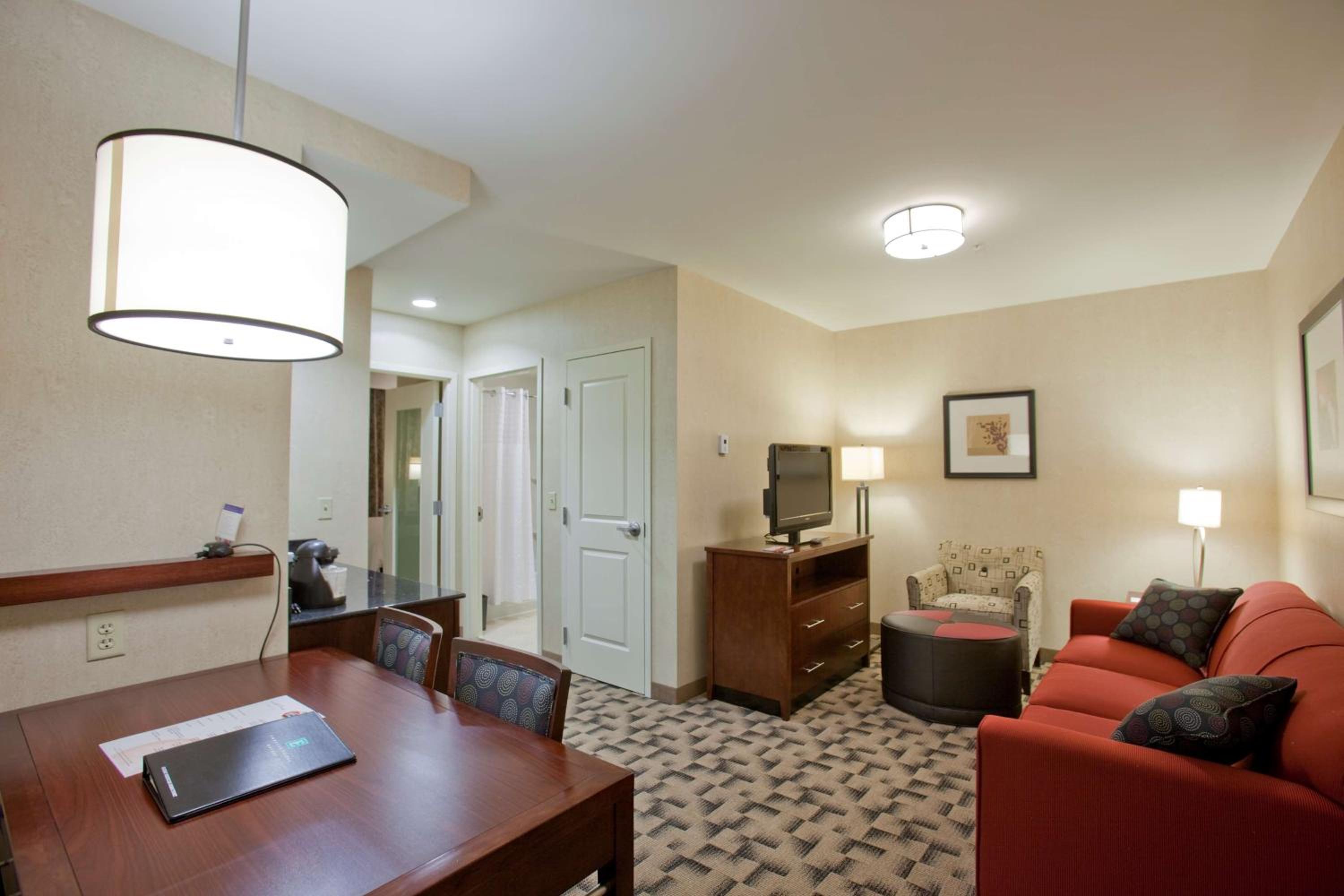 One-Bedroom Suite with Two Queen Beds - Hearing Access/Non-Smoking - Photo 2