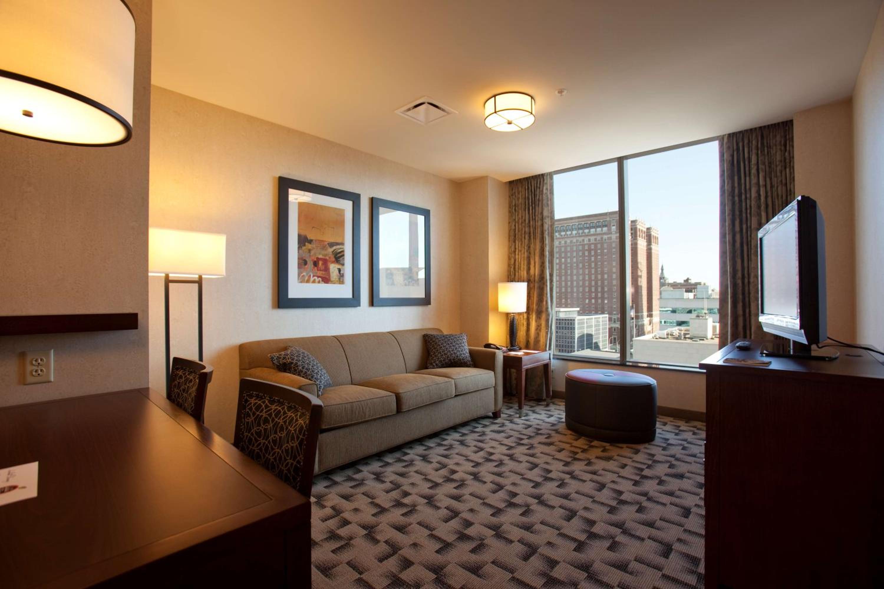 Two-Room Queen Suite with Two Queen Beds - Photo 3