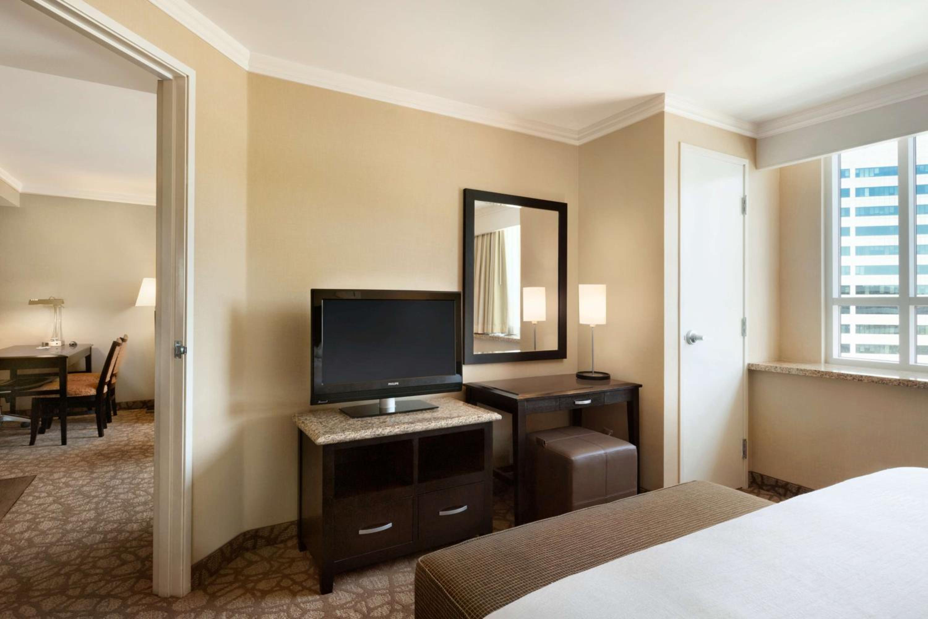 King Room with City View - Photo 4