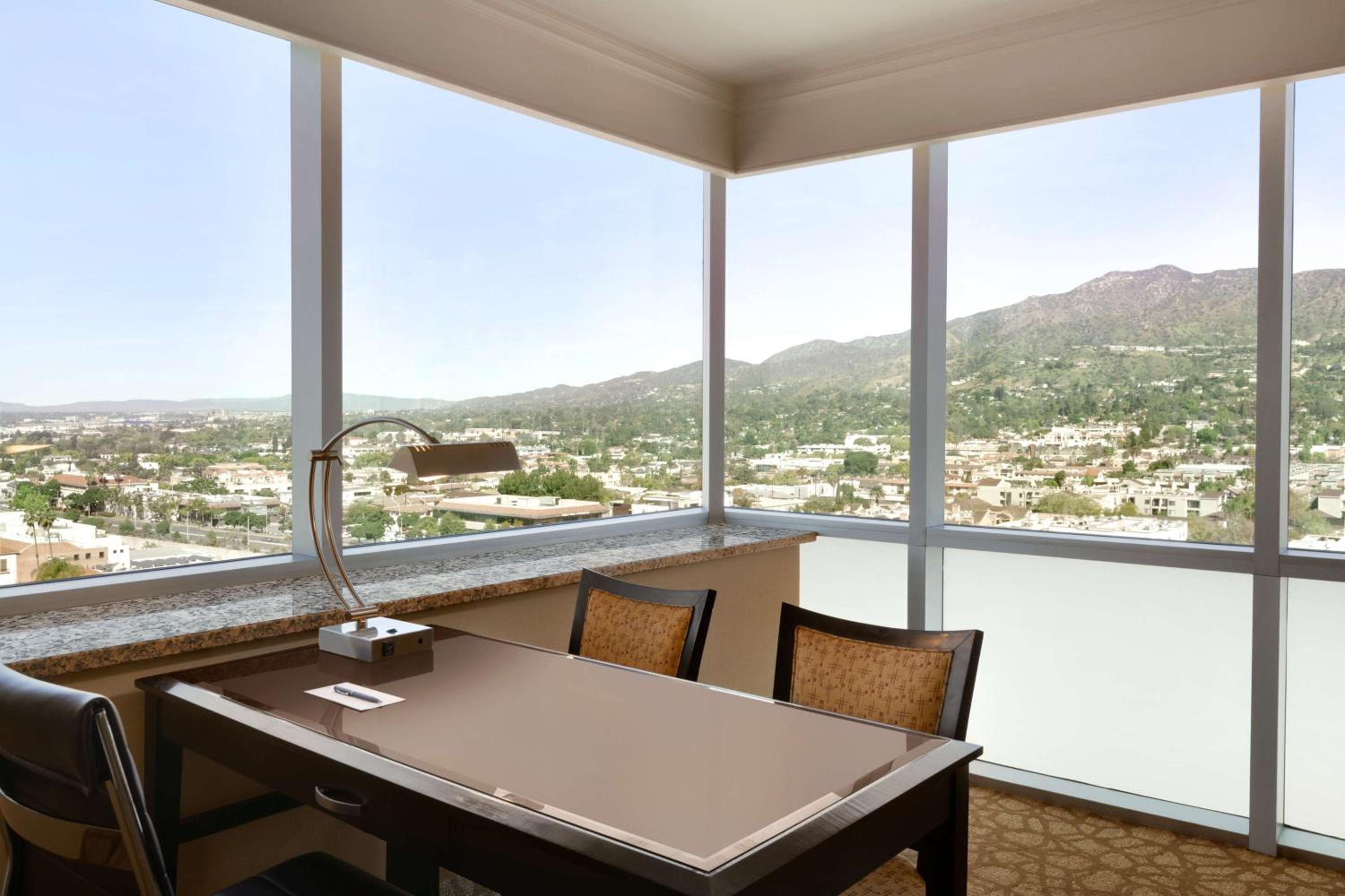 King Corner Suite with City View - Non-Smoking - Photo 4