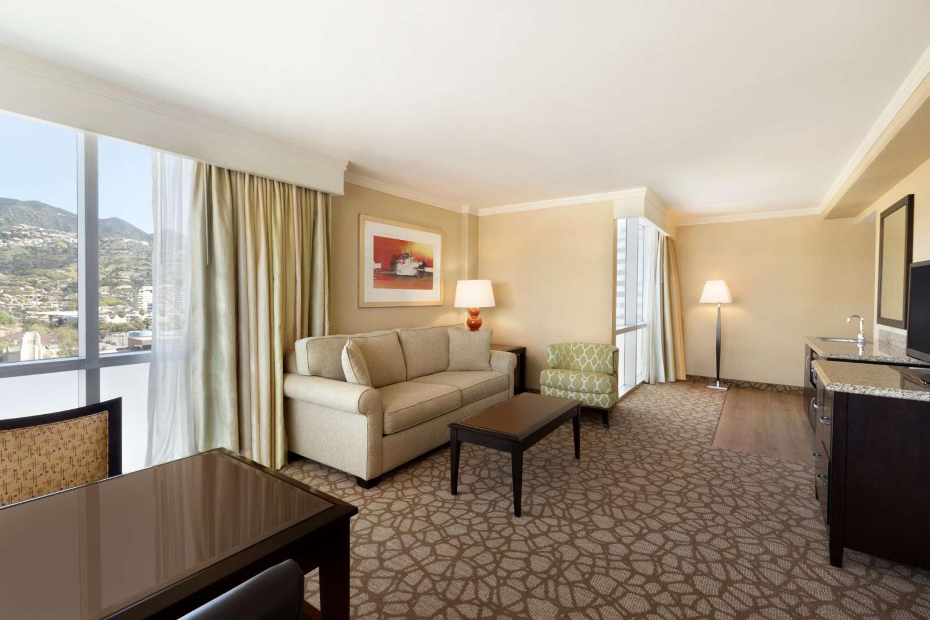 King Corner Suite with City View - Non-Smoking - Photo 1