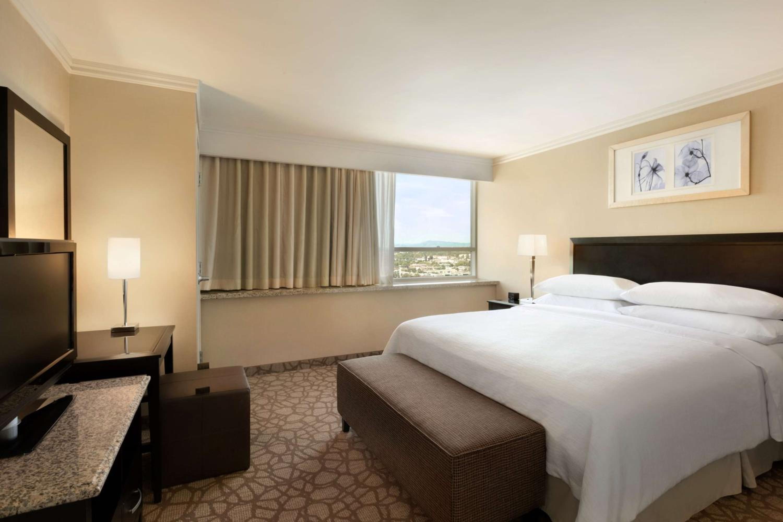 Two-Room King Suite - Non-Smoking - Photo 2