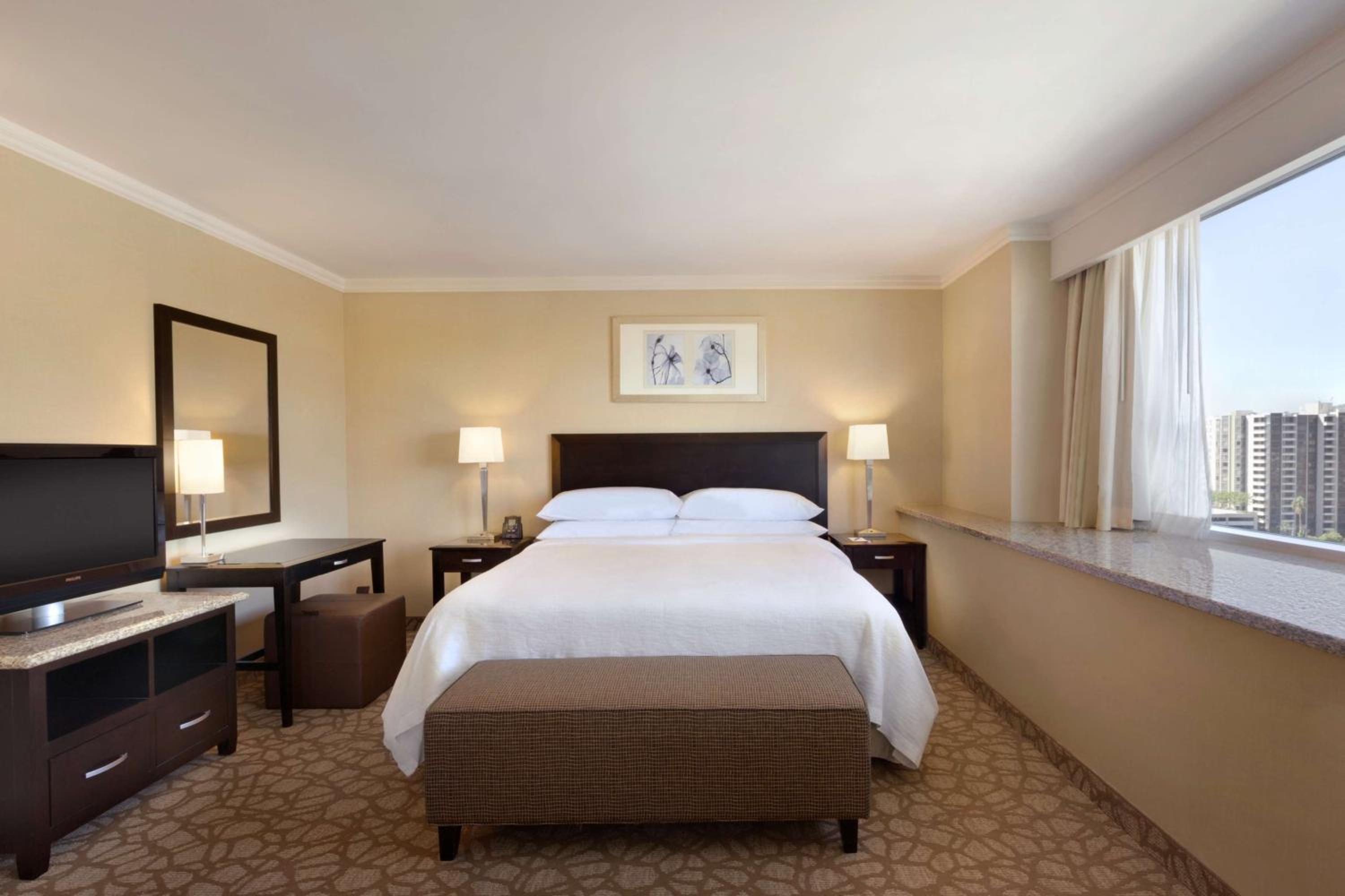 King Corner Suite with City View - Non-Smoking - Photo 2