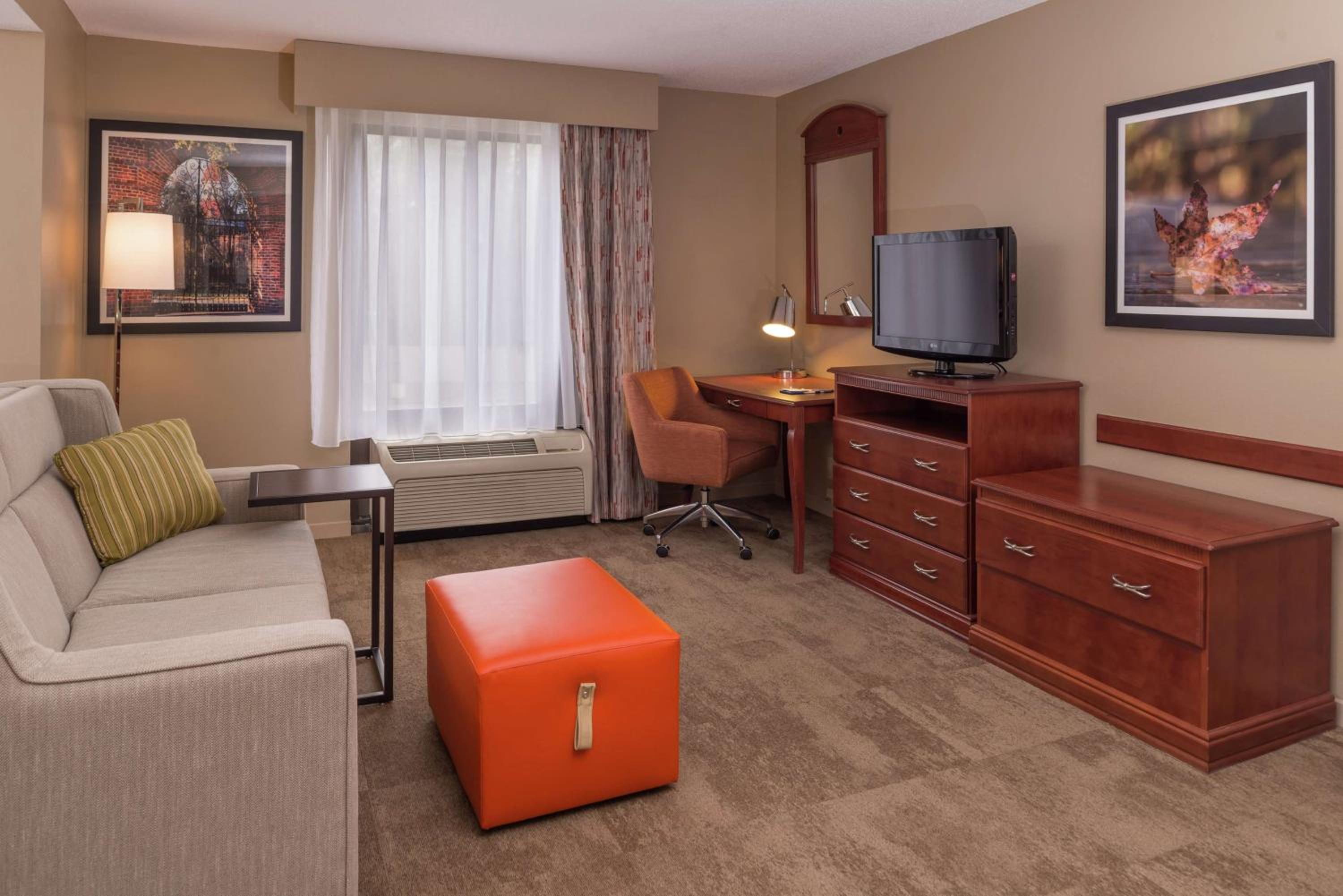 Deluxe Corner King Room - Photo 6