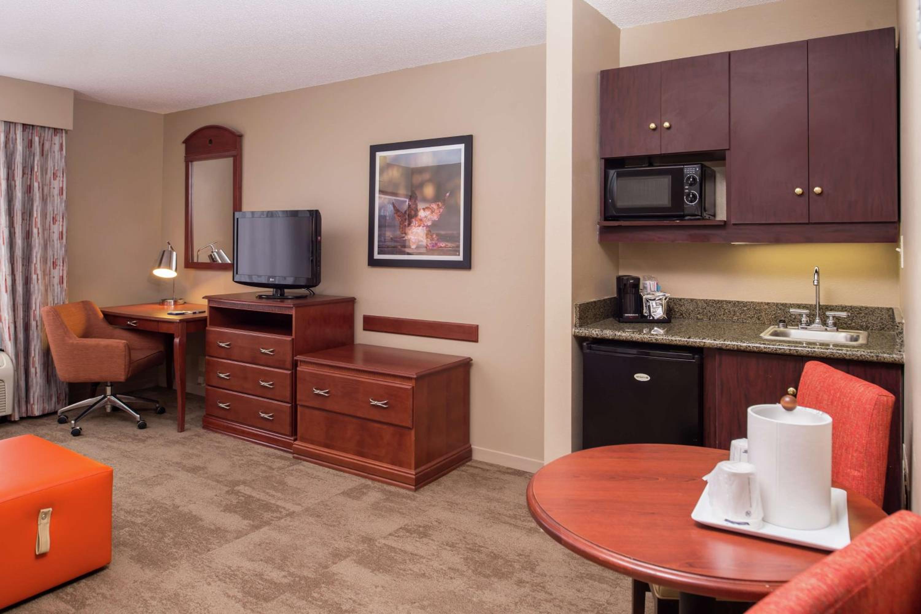 Deluxe Corner King Room - Photo 3