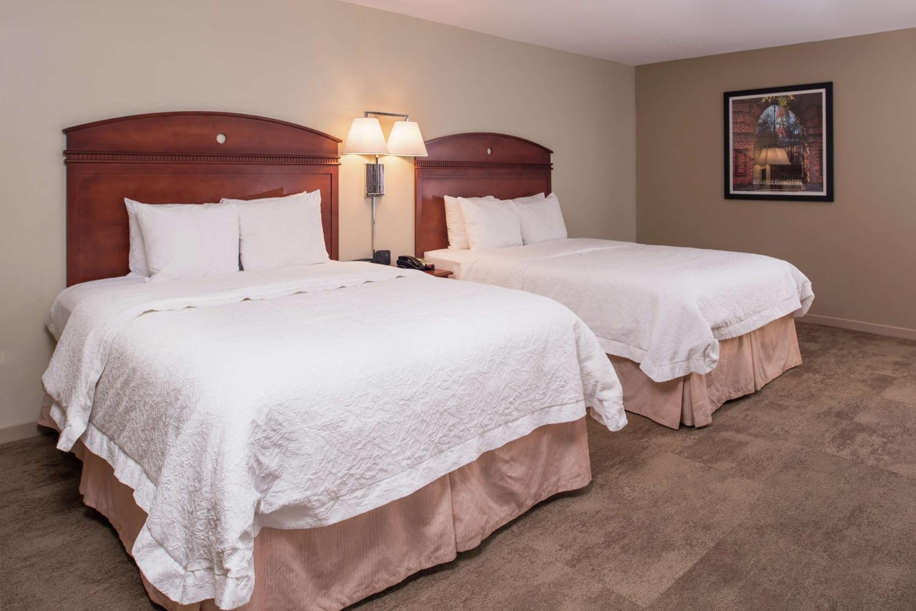 Queen Room with Two Queen Beds - Non-Smoking - Photo 4