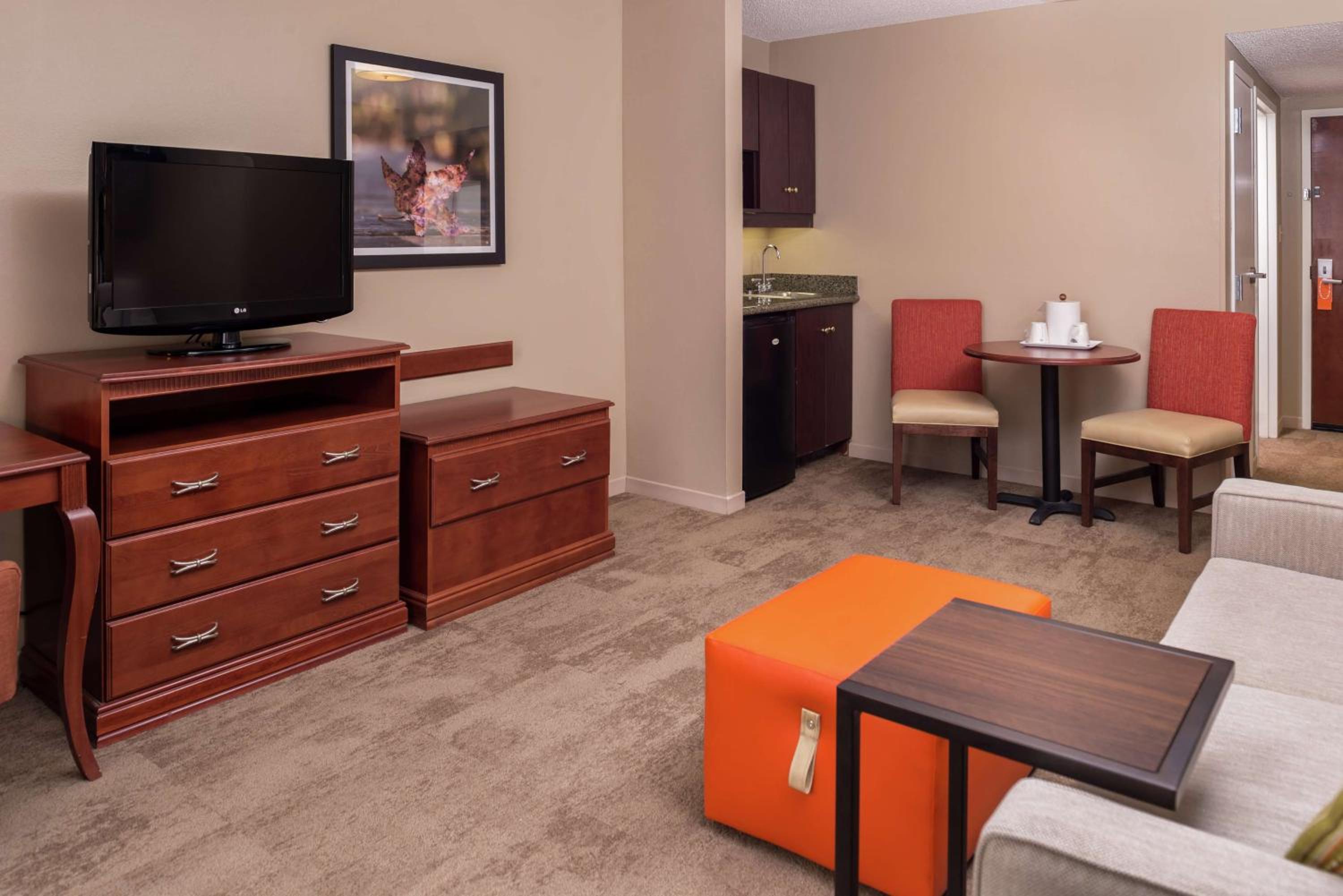 Deluxe Corner King Room - Photo 4