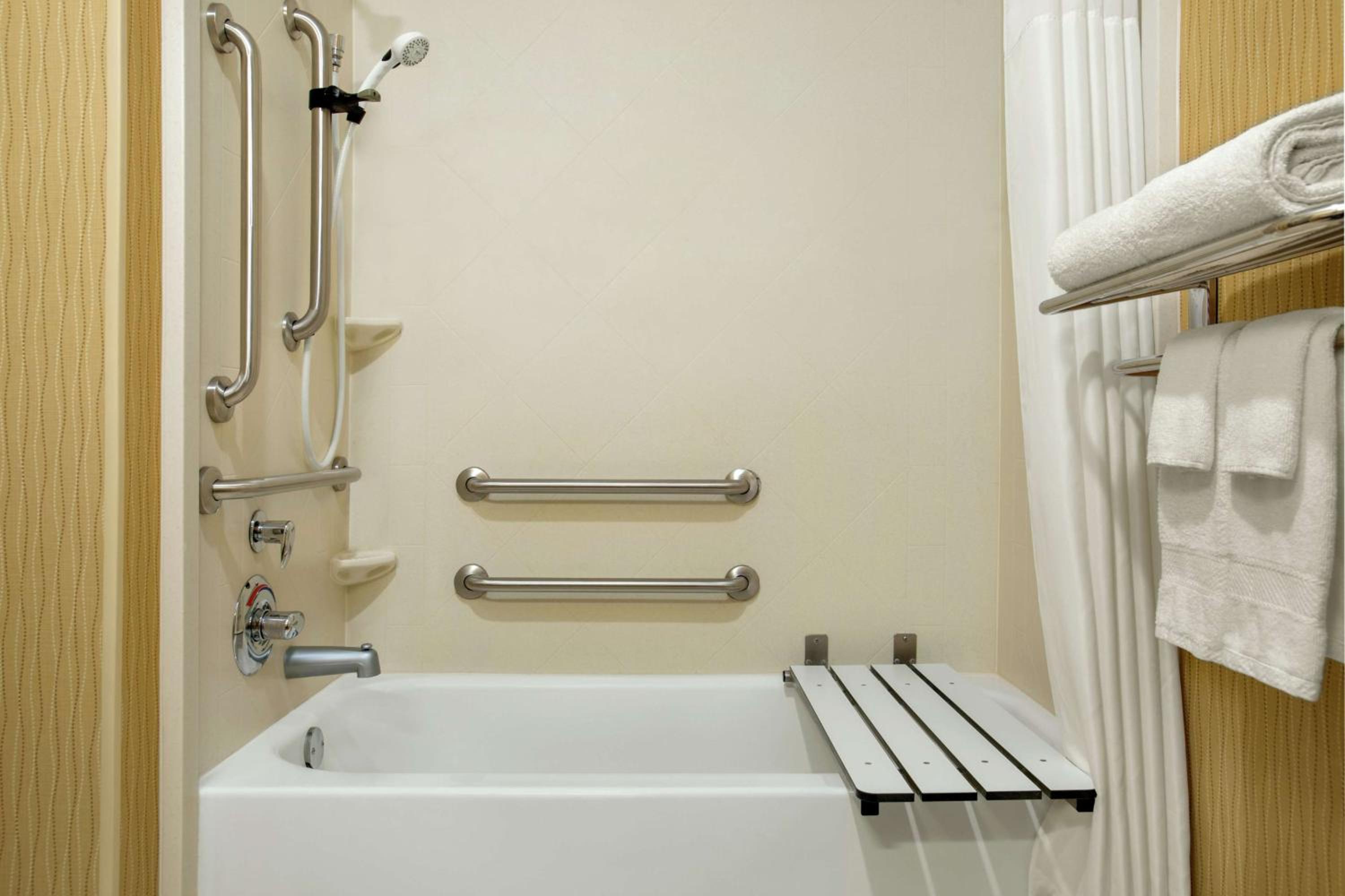 Queen Room with Two Queen Beds - Mobility Access/Non-Smoking photo 2