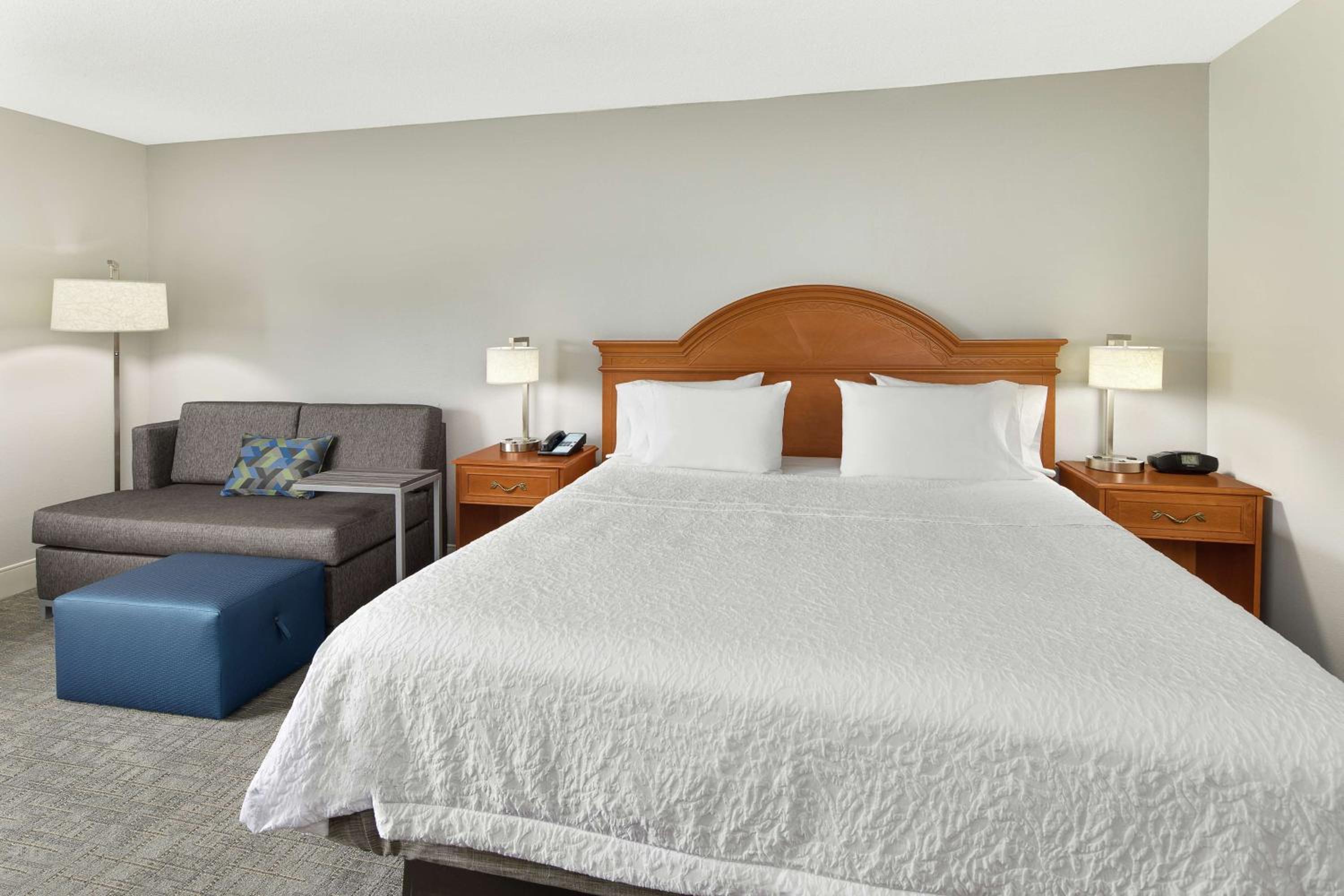 King Room with King Bed - Non-Smoking - Photo 1