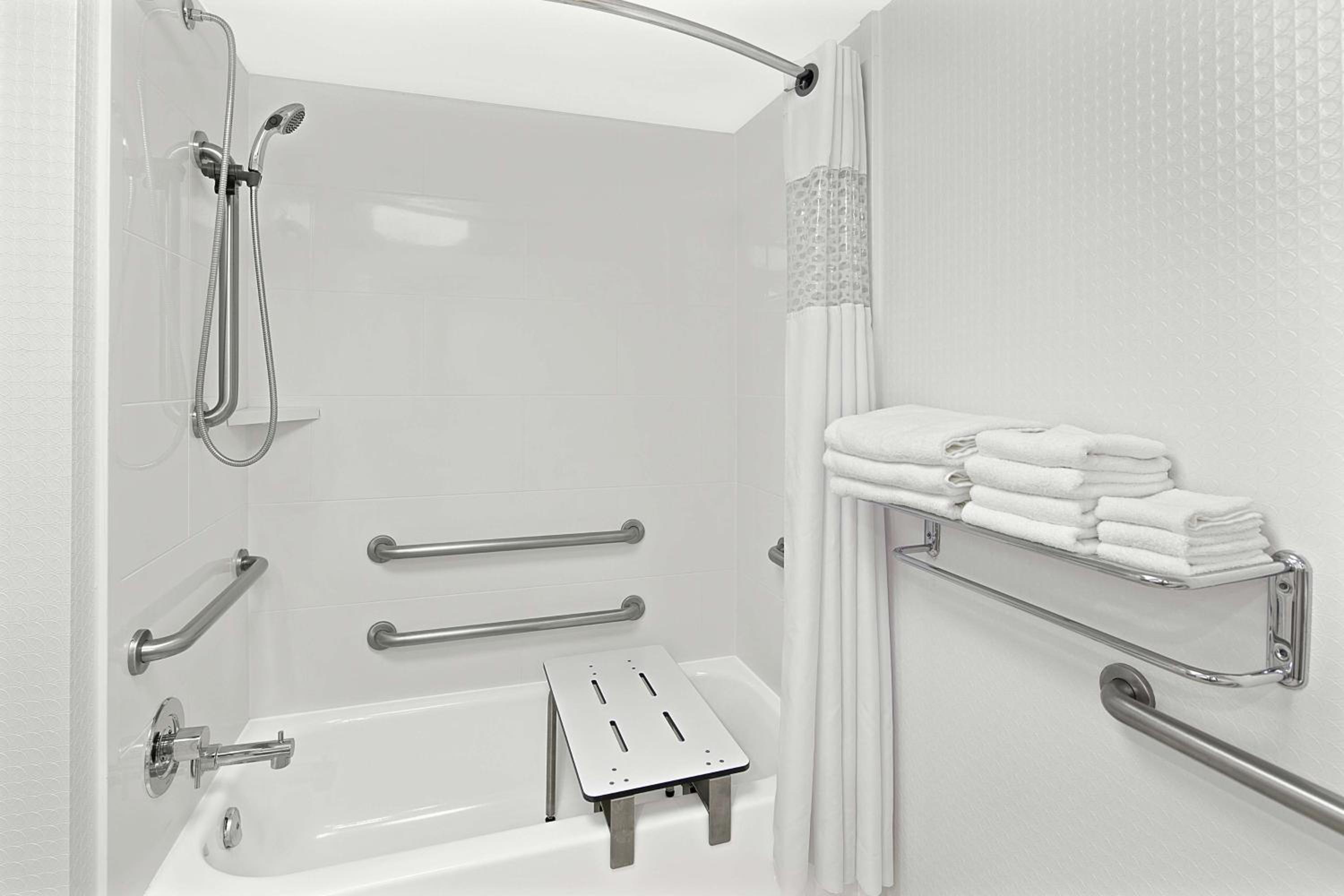 King Room with Accessible Tub - Mobility and Hearing Access/Non-Smoking - Photo 2