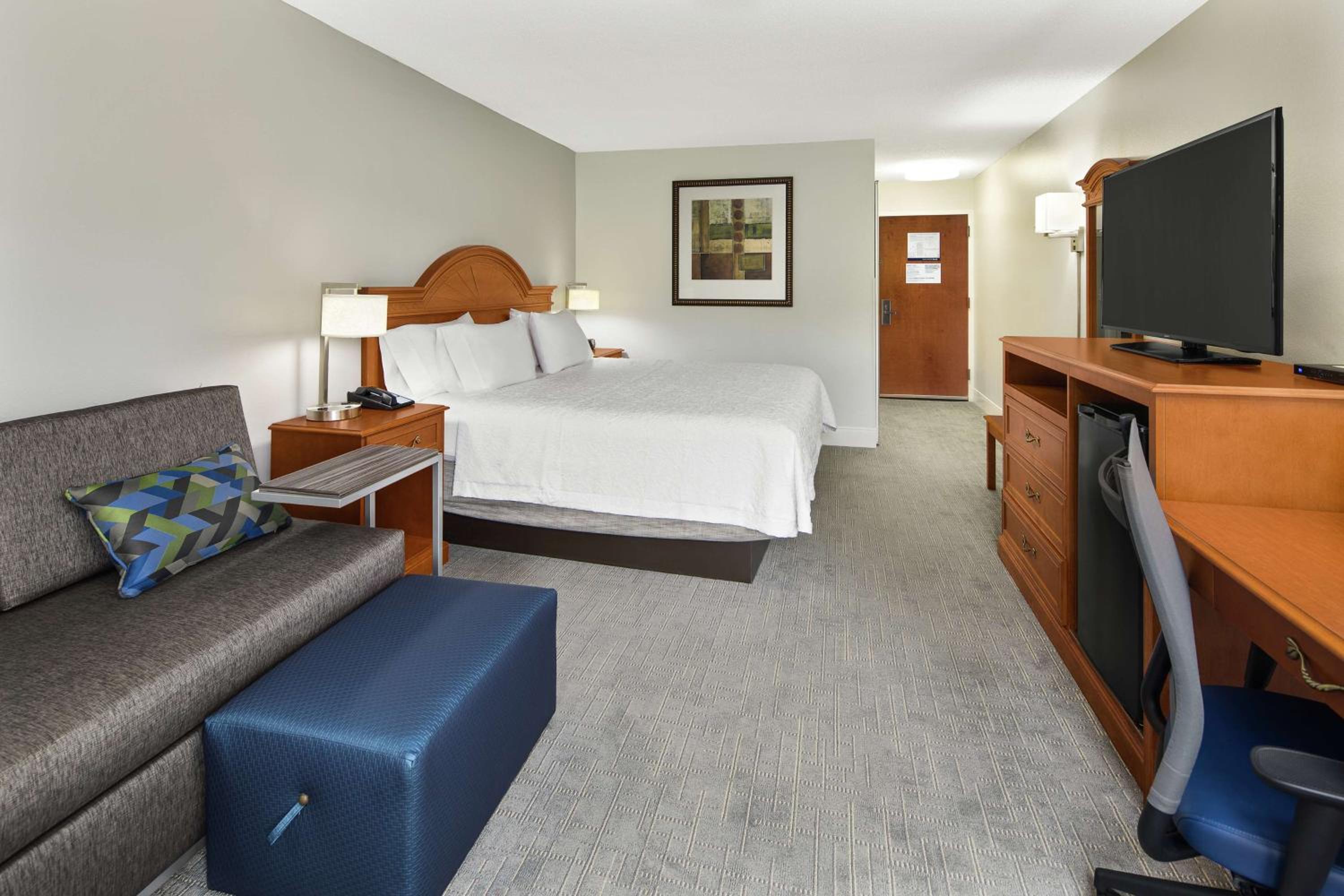 King Room with King Bed - Non-Smoking - Photo 6