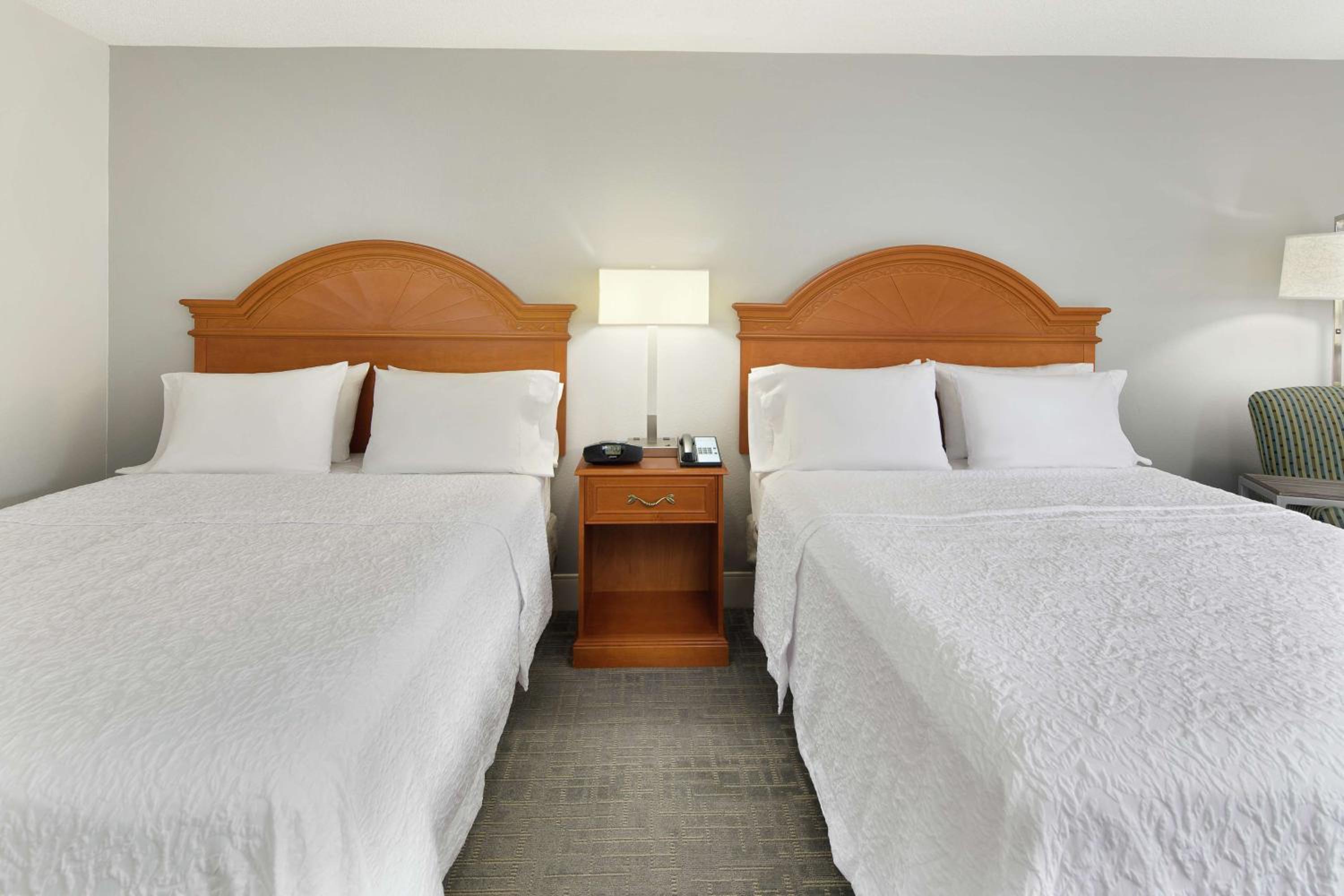Room with Two Queen Beds - Non-Smoking - Photo 6