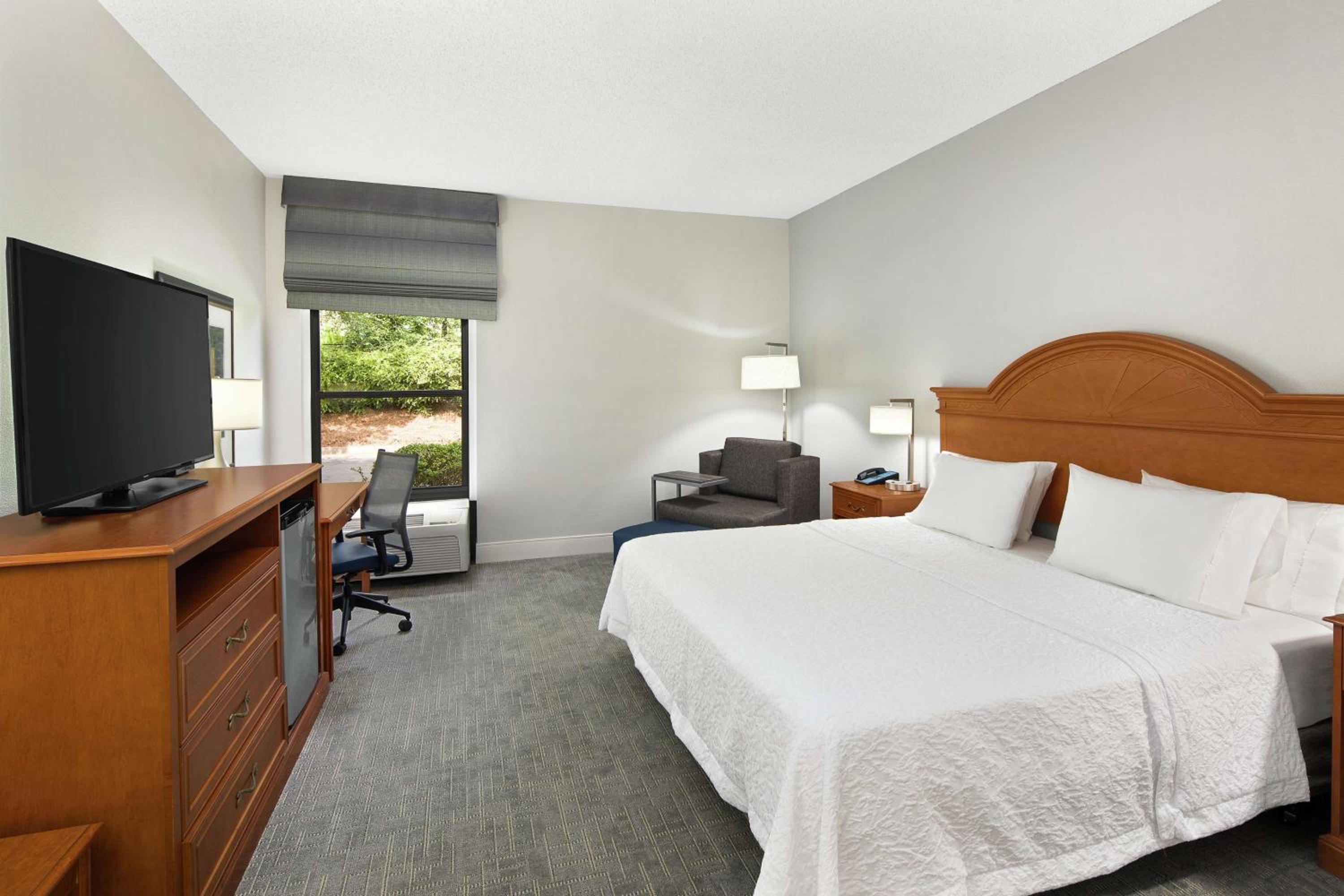 King Room with Accessible Tub - Mobility and Hearing Access/Non-Smoking - Photo 4