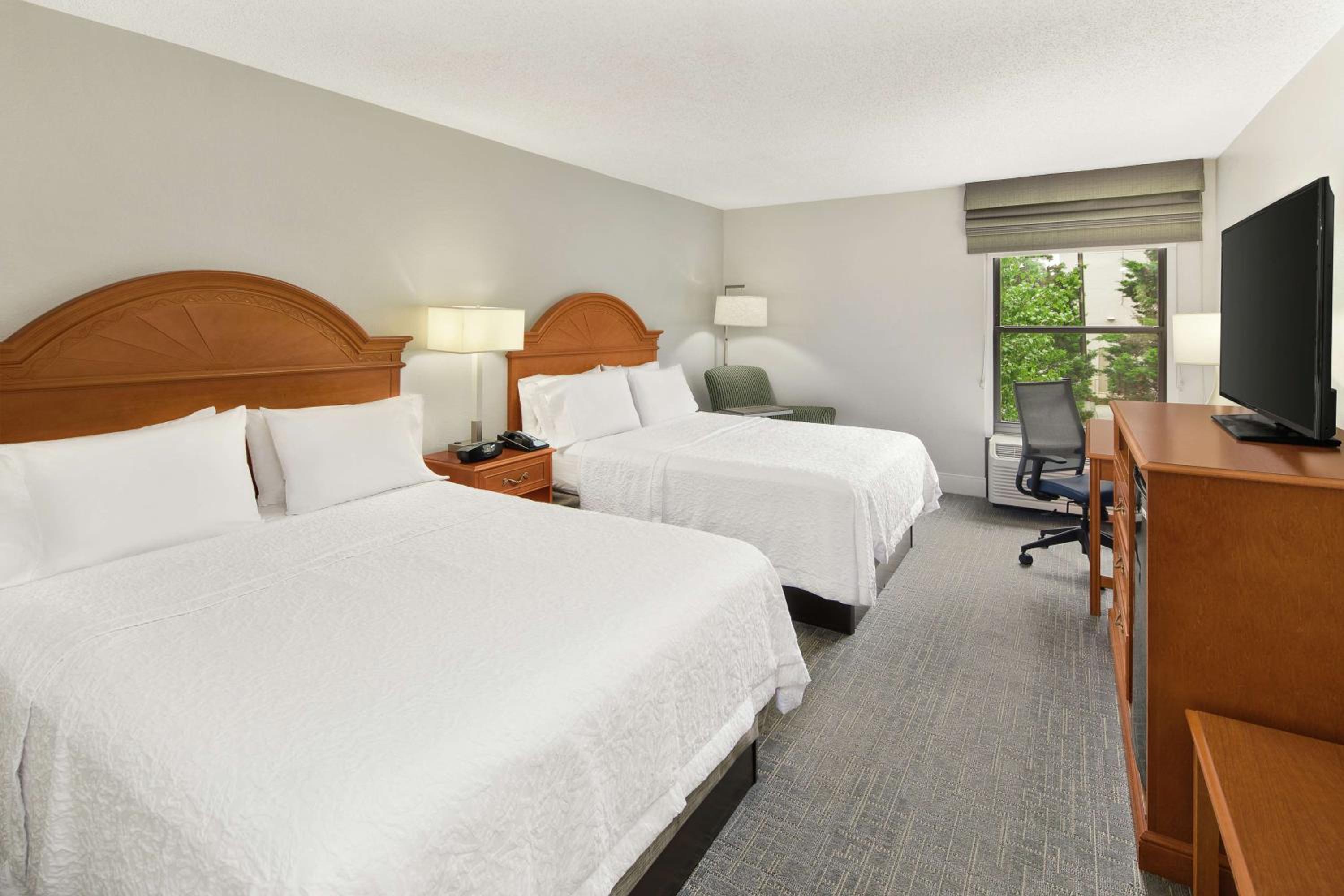 Room with Two Queen Beds - Non-Smoking - Photo 2