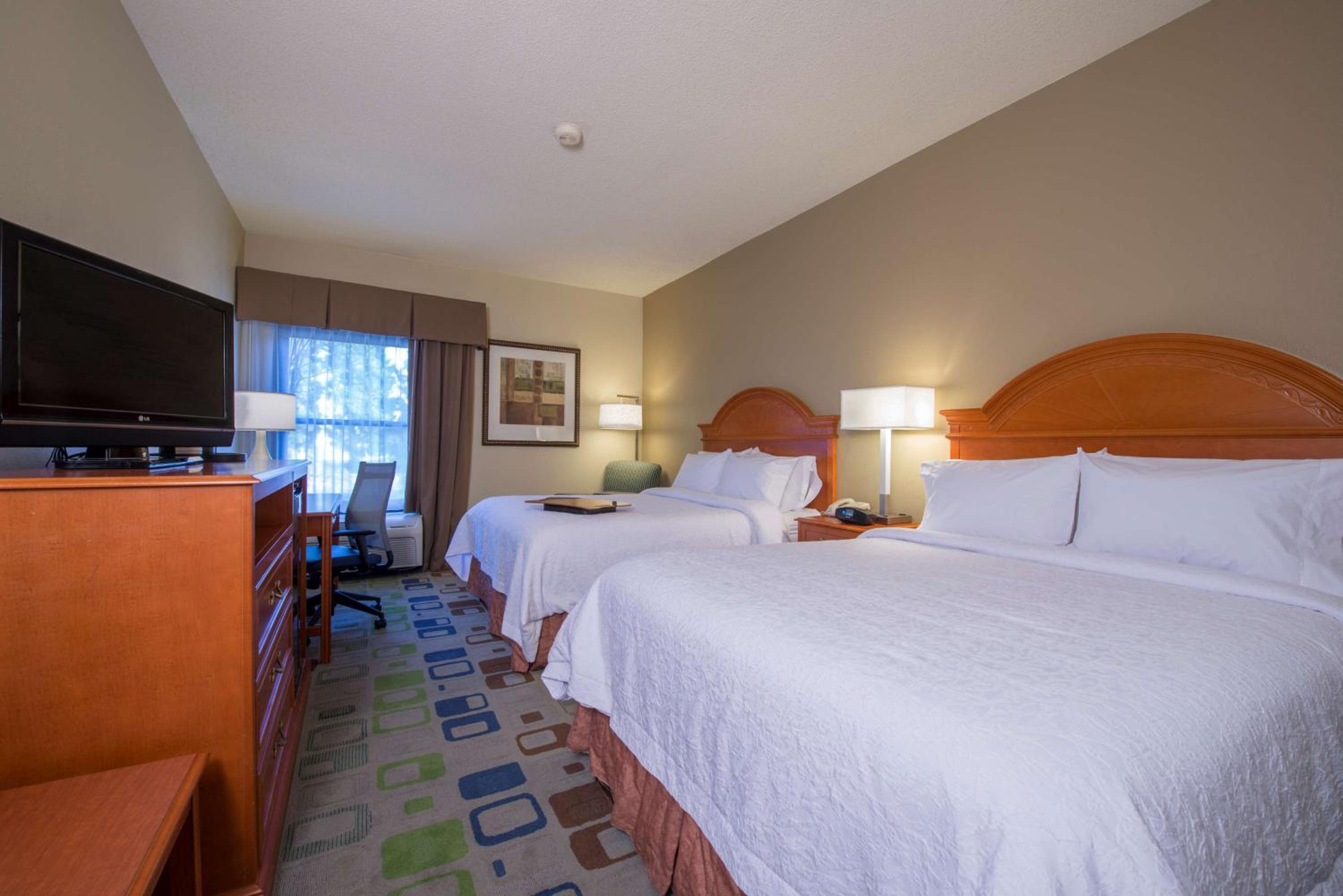 Room with Two Queen Beds - Non-Smoking - Photo 3