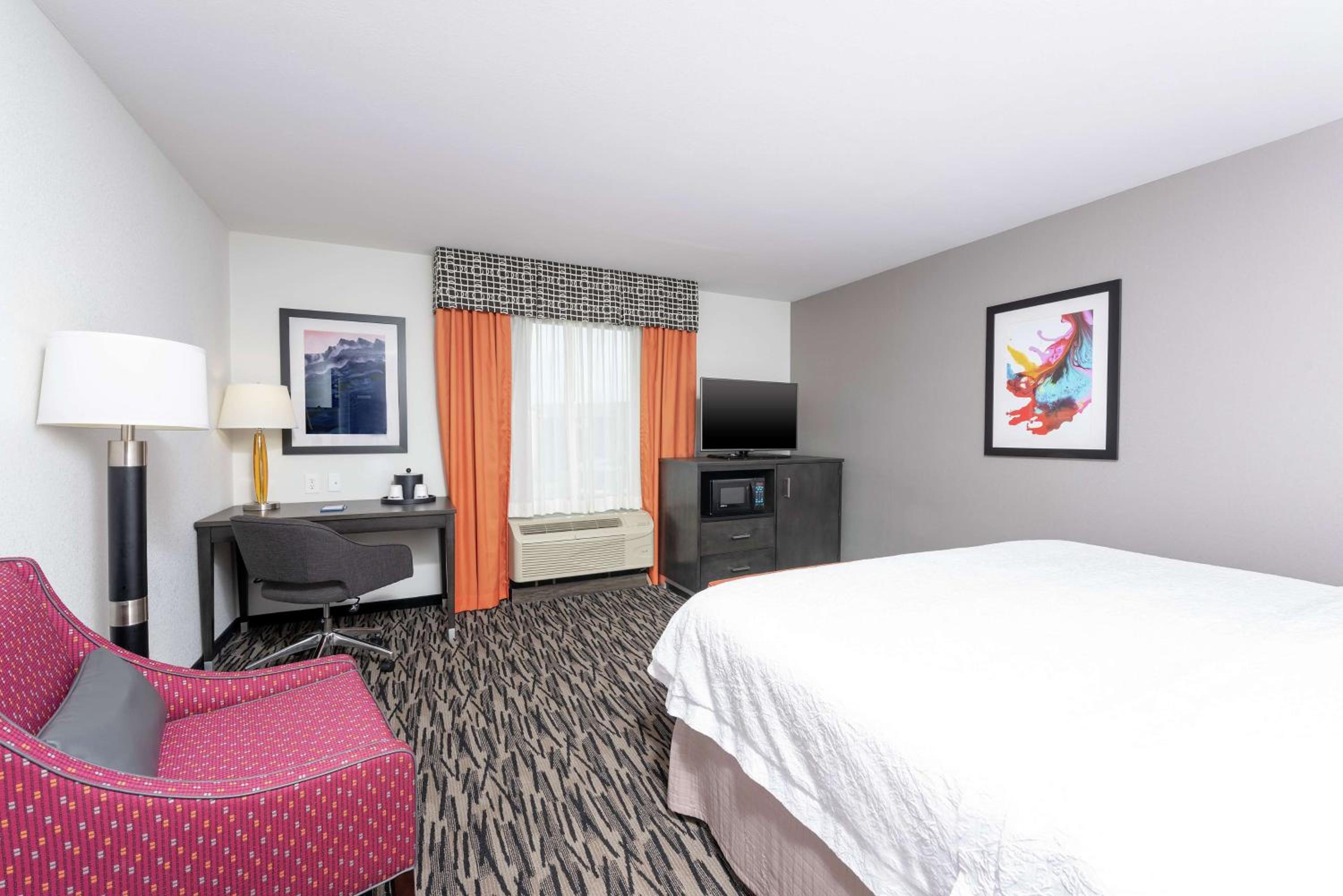 King Room with Shower - Non-Smoking - Photo 5