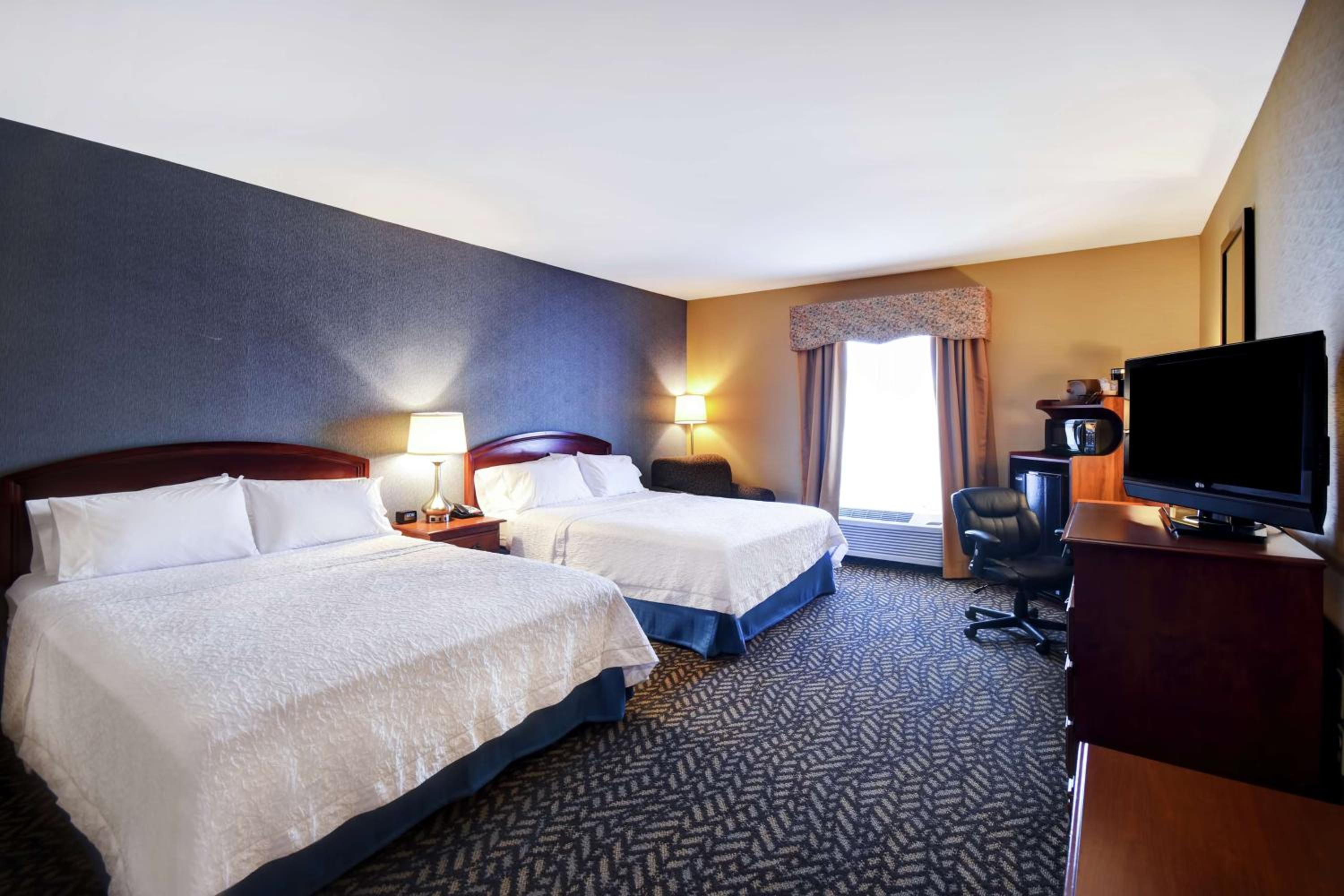 Room with Two Queen Beds - Non-Smoking photo 3