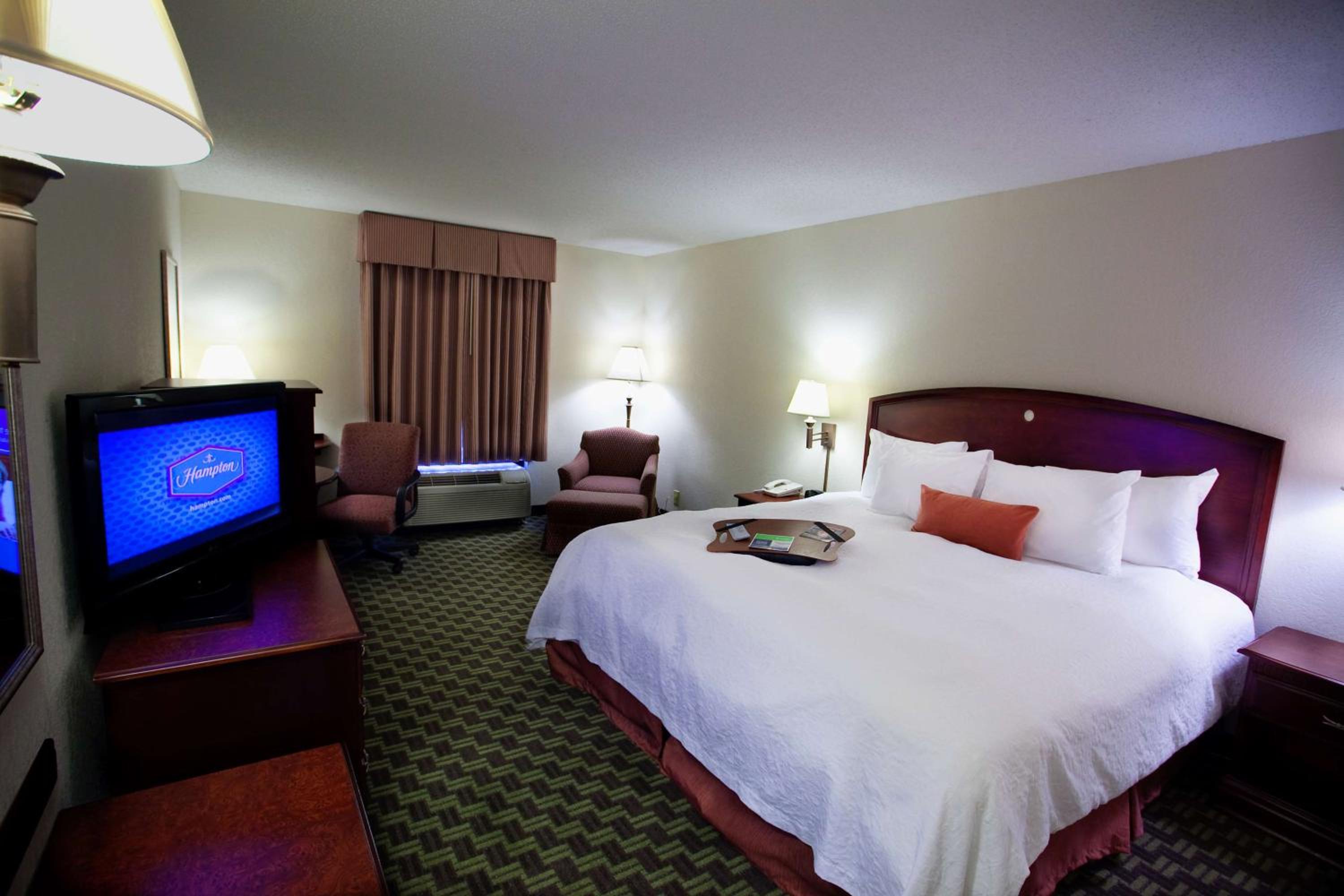 King Room with King Bed - Non-Smoking - Photo 4