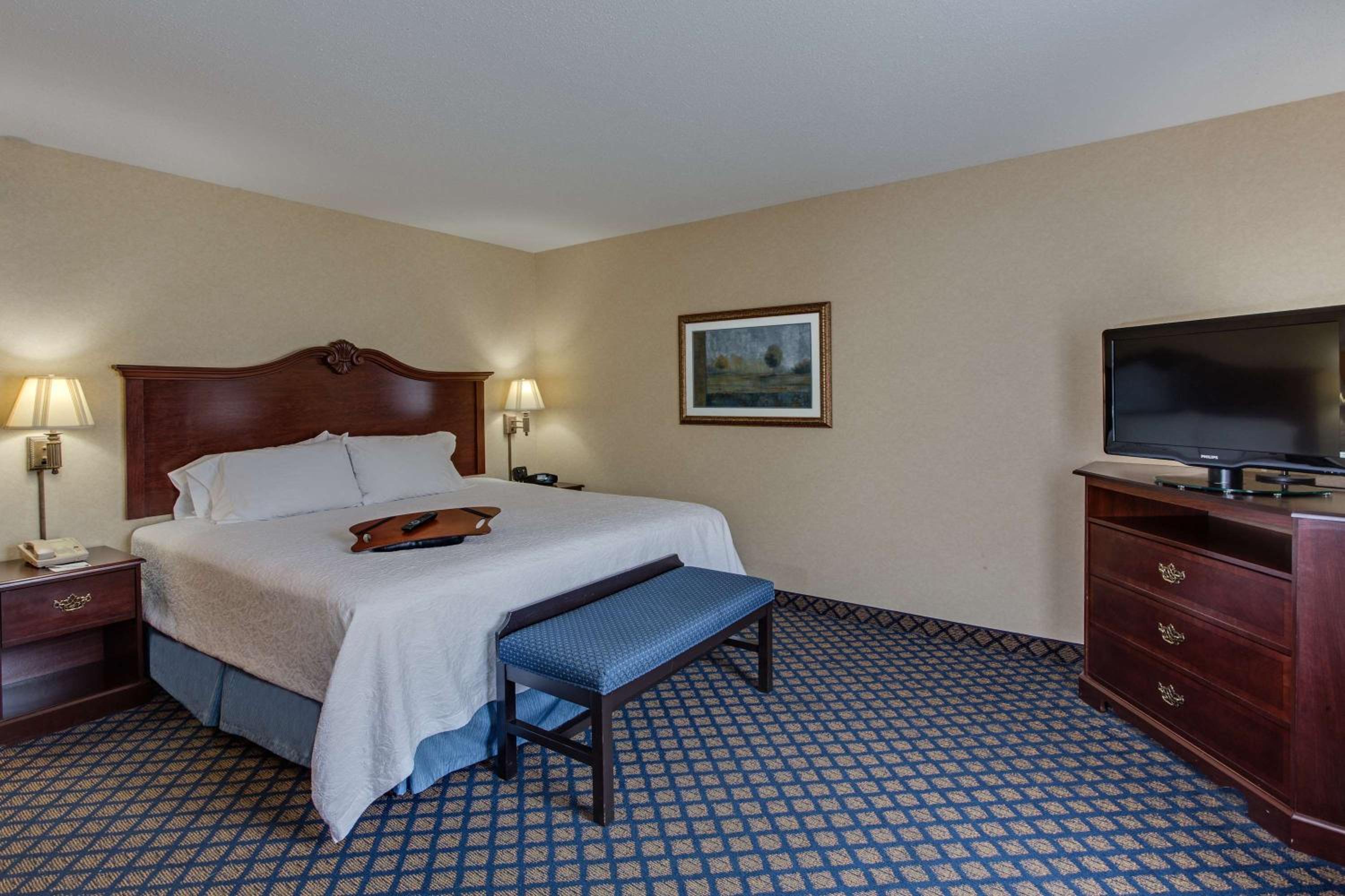 King Room with King Bed - Non-Smoking - Photo 1