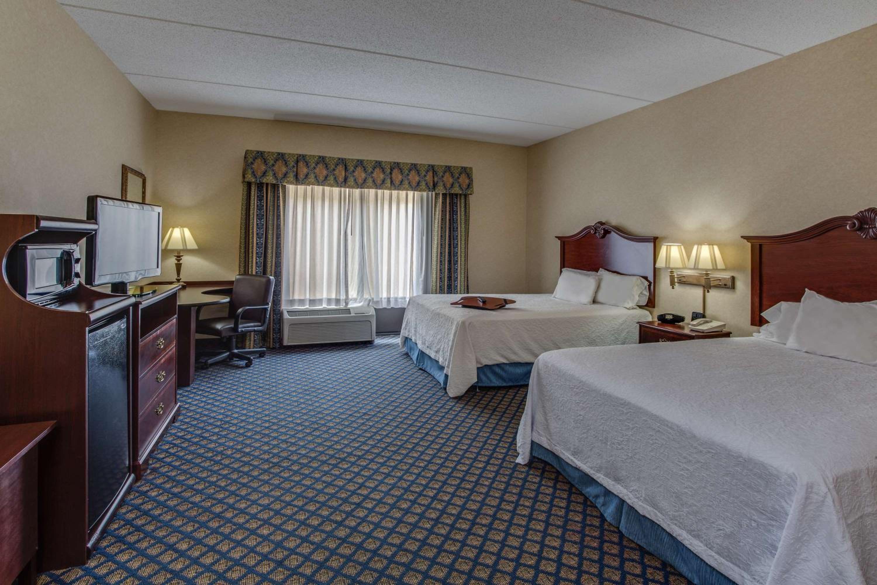 Room with Two Queen Beds - Non-Smoking - Photo 1