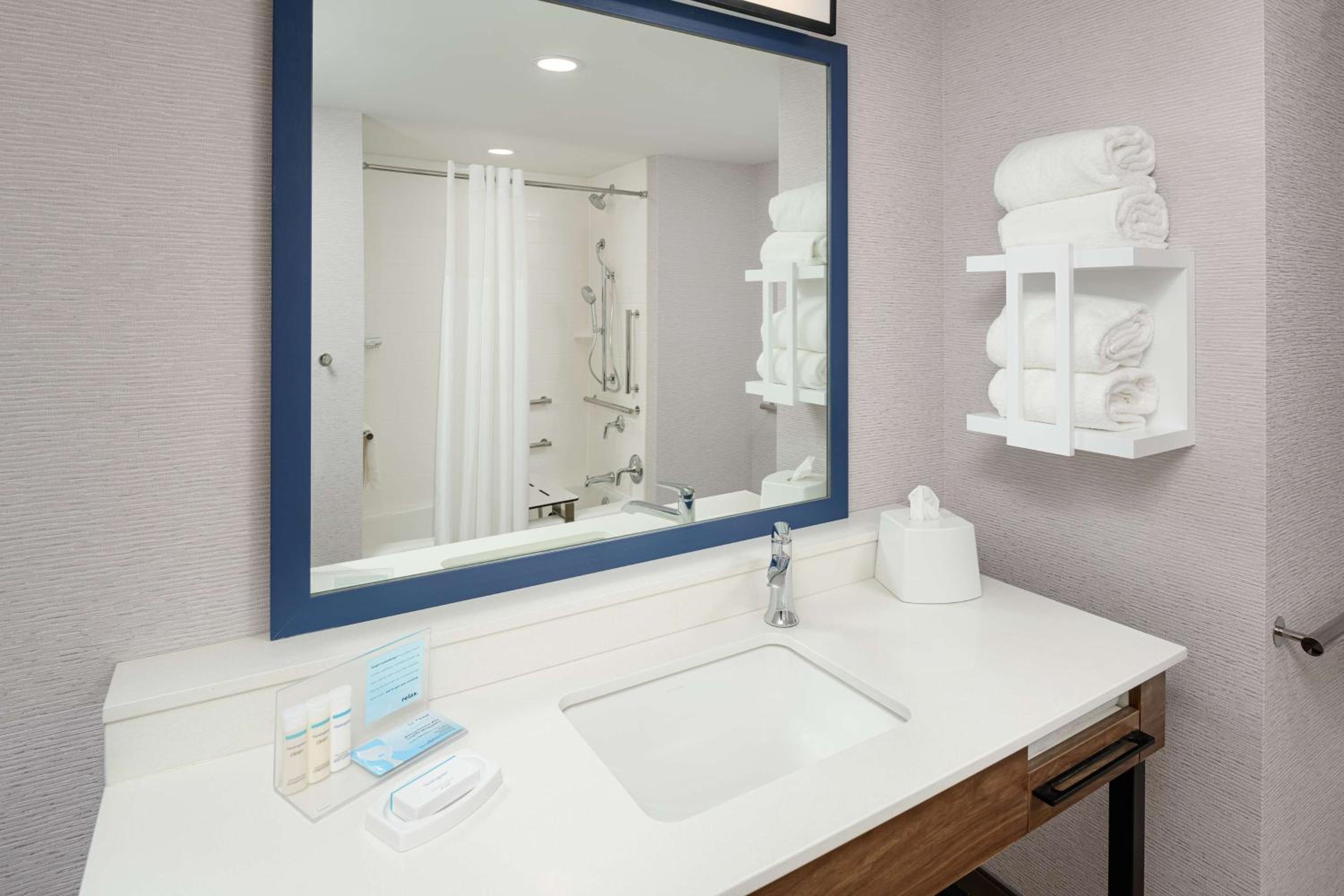 King Room - Hearing Accessible/Non-Smoking  - Photo 4