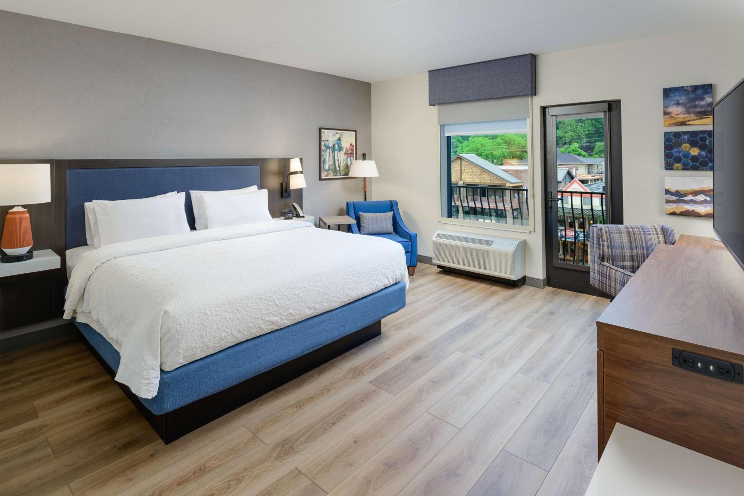 King Room with French Balcony - Photo 4