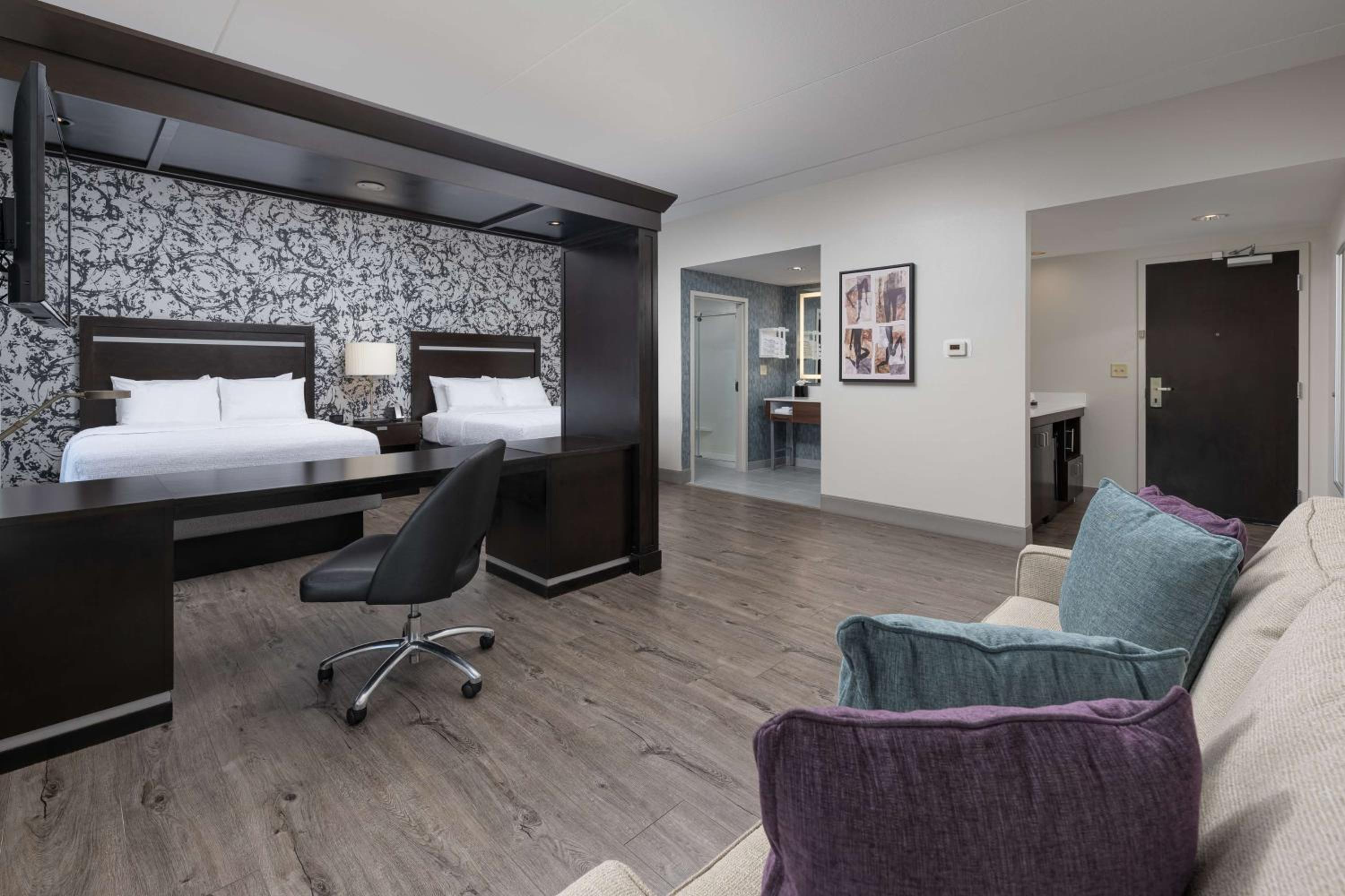 Queen Studio Suite with Two Queen Beds - Non-Smoking - Photo 5